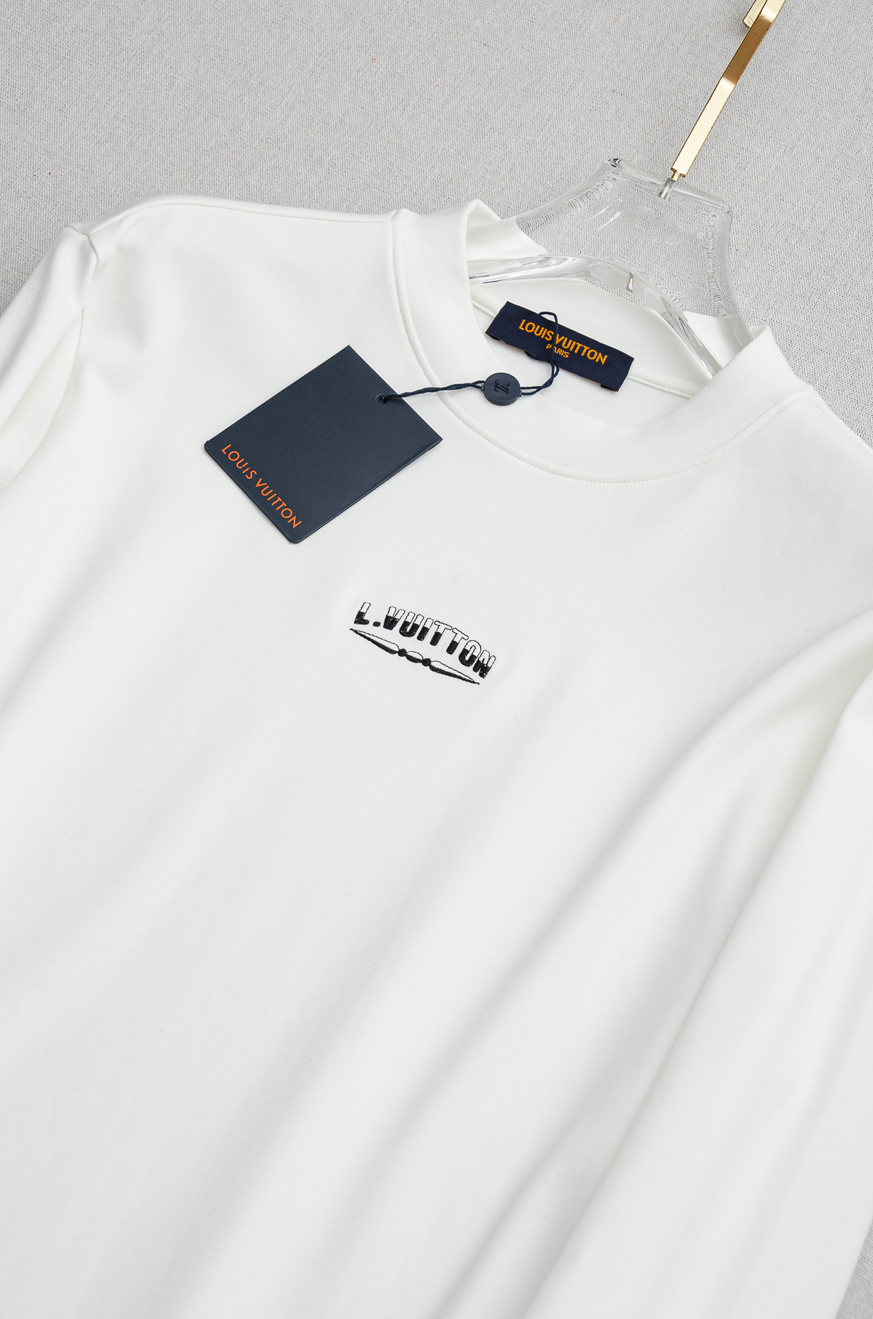 LV 25FW秋冬新款 立体刺绣男士长袖T恤衫#把重心都放在了面料上，表面清晰可见的细格肌理，足以凸显出