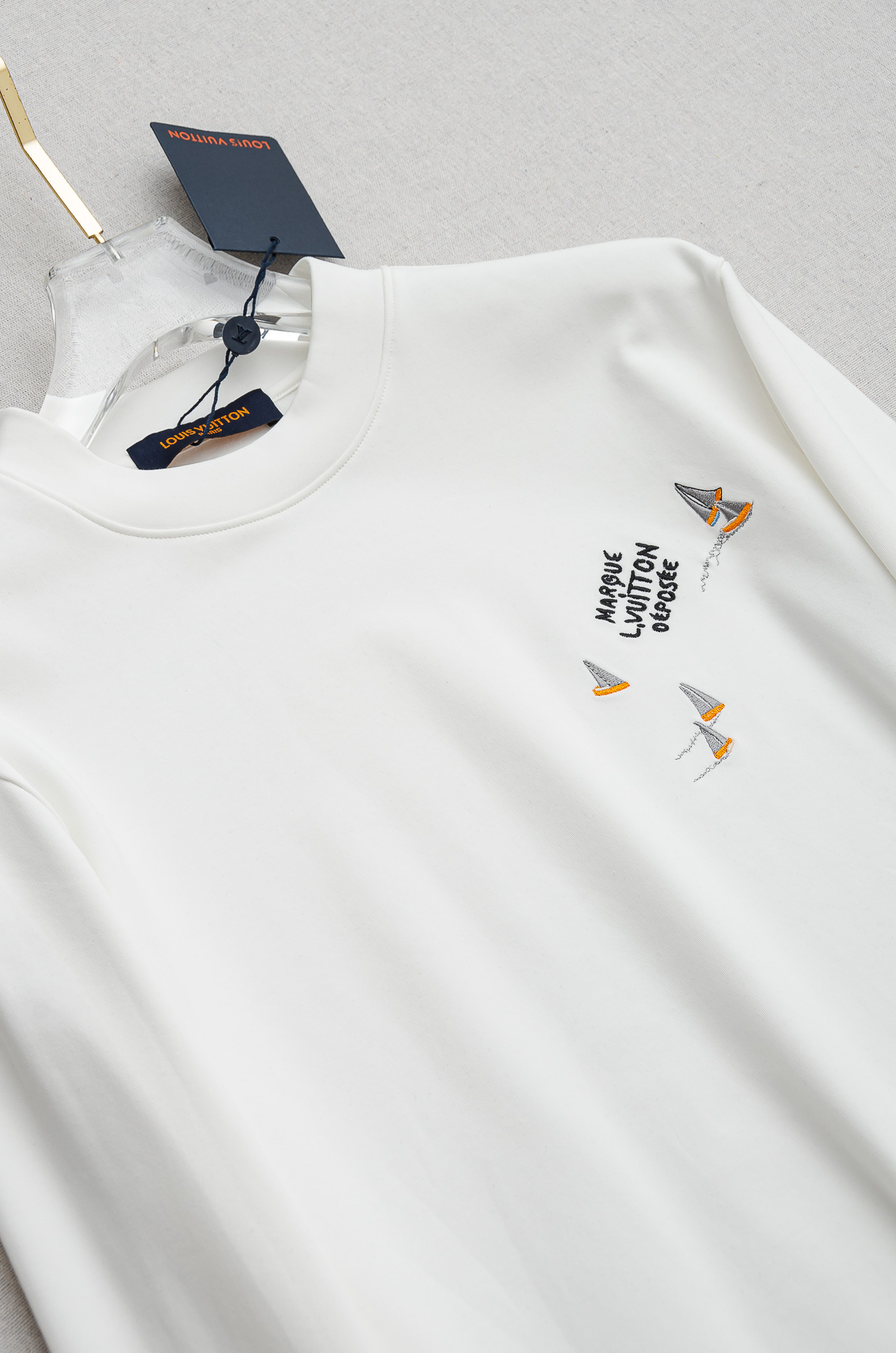 LV 25FW秋冬新款 立体刺绣男士长袖T恤衫#把重心都放在了面料上，表面清晰可见的细格肌理，足以凸显出