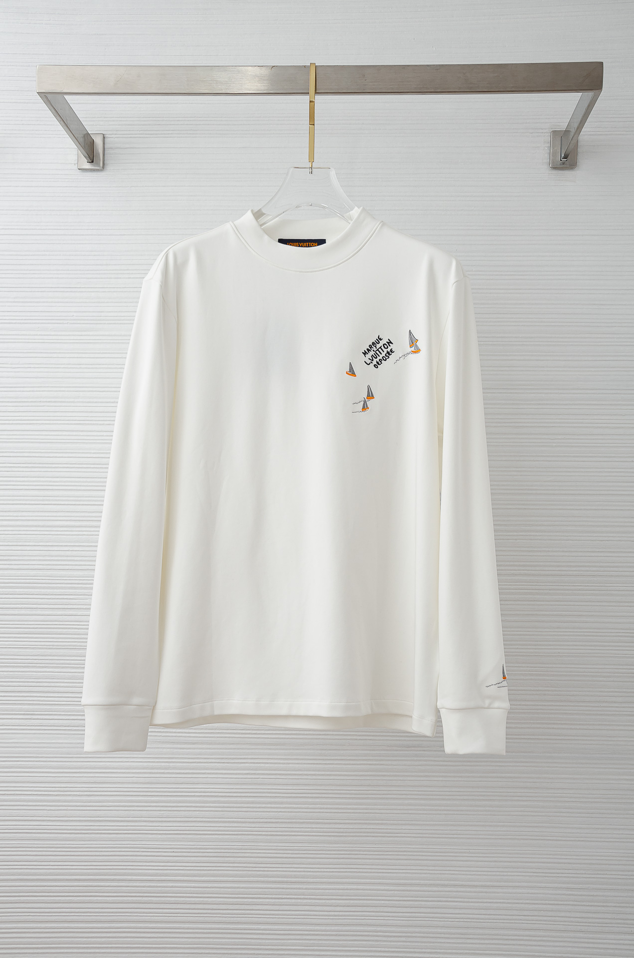 NO:523612,LV 25FW autumn and winter new style three-dimensional embroidered men's long-sleeved T-shirt #puts the center of gravity on the fabric, the fine texture on the surface is enough to highlight its high-end texture, with good wear-resistant and wrinkle drape, supporting the entire shirt style extremely perfectly!  Breathability and convenience are naturally no problem, and it also has certain wrinkle resistance and dirt resistance, which greatly reduces the convenience of daily care and storage. Soft, gentle but crisp gold fabric, and after the texture combination of the fabric itself, it will slightly show different colors and textures under different lights, allowing you to deal with various occasions in a variety of ways. The whole piece of clothing is simple and clean, with a clean style, and the dressing effect is excellent. And the inner design is made of velvet, which is a delicate touch and warm care for you in autumn and winter, keep warm and wind-resistant. Whether it is worn alone or in the inner layer, it is a very versatile and practical style!  The classic straight-tube style has a good upper body effect, and it is also classic and versatile, with classic embroidery and fine embellishments on the chest. I believe you who have tastes it will be familiar with it!  Every detail is made in exquisite detail, which tests craftsmanship skills. Whether it is fabric cutting or craftsmanship, it fully reflects the brand's century-old history and skillful garment making craftsmanship. No matter from any aspect, it is perfect to the extreme, without any shortcomings, fashionable and versatile style, easy to use in casual business, and a must-have type for quality control, which is hard to come by!  Color black/white Size S-XXL,,louis vuitton,shirts,tees,t-shirt,gold,alexander wang19860909LV 25FW秋冬新款 立体刺绣男士长袖T恤衫#把重心都放在了面料上,表面清晰可见的细格肌理,足以凸显出它的高级质感,耐磨抗皱垂感佳,将整件衬衫版型承托的极其完美！透气性跟便捷性自然不在话下,还具有一定的抗皱性与耐脏度,大大减少了日常中的打理与保存便捷性.柔软温和却挺括的黄金面料,并且经过面料本身的纹理组合之后,在不同光线下会轻微显现出不一样的色泽跟质感,让你百变多样轻松应对各种场合.整件衣服都简洁干净,版型服帖挺括,穿着效果极佳.并且内里做了加绒的设计,细腻触感温暖呵护秋冬季节的您,保暖抗风,不管是单穿还是内搭都是非常百搭又实穿的款式！ 经典的直筒版型上身效果好,同时经典百搭,胸前经典刺绣细节点缀,相信有品味的你们一定不会陌生！每一处细节都做的非常的精湛考究,极其考验工艺技巧,无论是从面料裁剪还是工艺制作都完全体现了品牌百年的深厚历史以及娴熟的成衣制作工艺,不管是从哪一个方面看都完美到极致,毫无缺点,风格时尚百搭,休闲商务之间游刃有余,品控族必入的类型,可遇而不可求！ 颜色黑色/白色 尺码S-XXL,,louis vuitton,shirts,tees，t-shirt,gold,alexander wang,Men's clothing