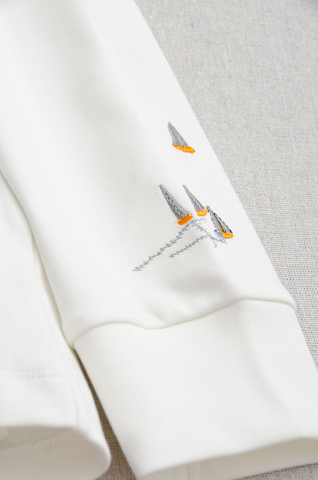 LV 25FW秋冬新款 立体刺绣男士长袖T恤衫#把重心都放在了面料上，表面清晰可见的细格肌理，足以凸显出