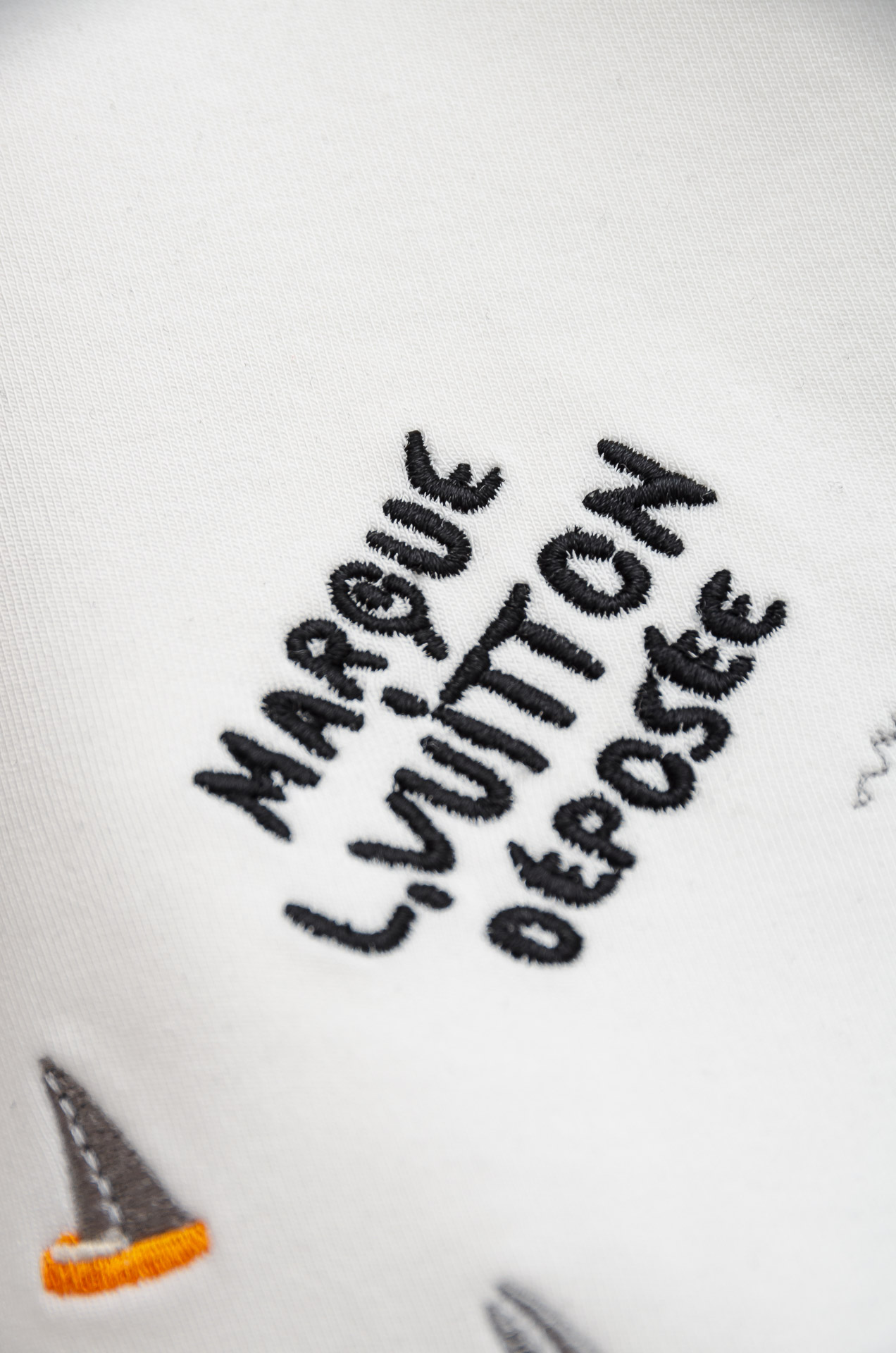 LV 25FW秋冬新款 立体刺绣男士长袖T恤衫#把重心都放在了面料上，表面清晰可见的细格肌理，足以凸显出