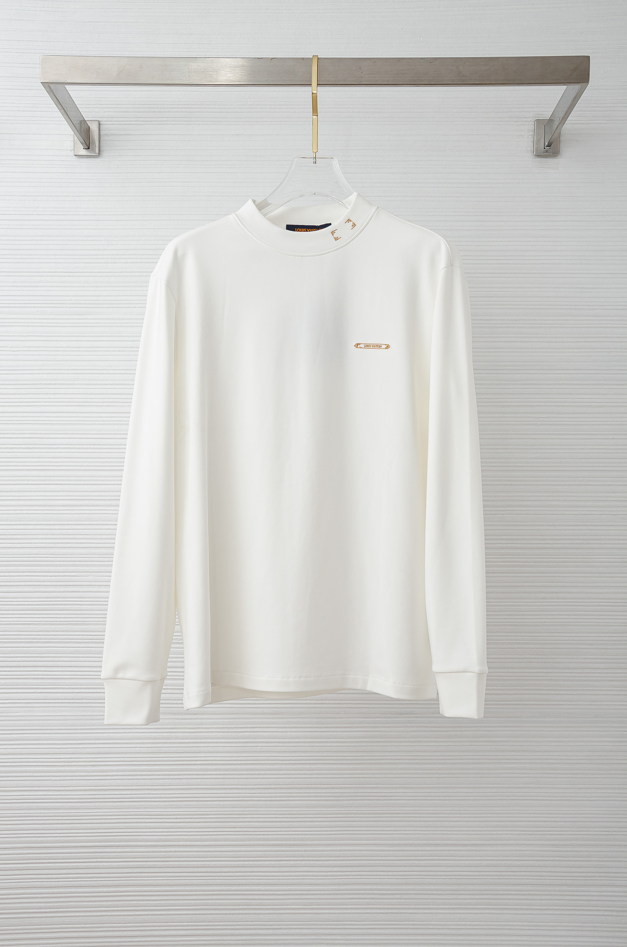 LV 25FW秋冬新款 立体刺绣男士长袖T恤衫#把重心都放在了面料上，表面清晰可见的细格肌理，足以凸显出