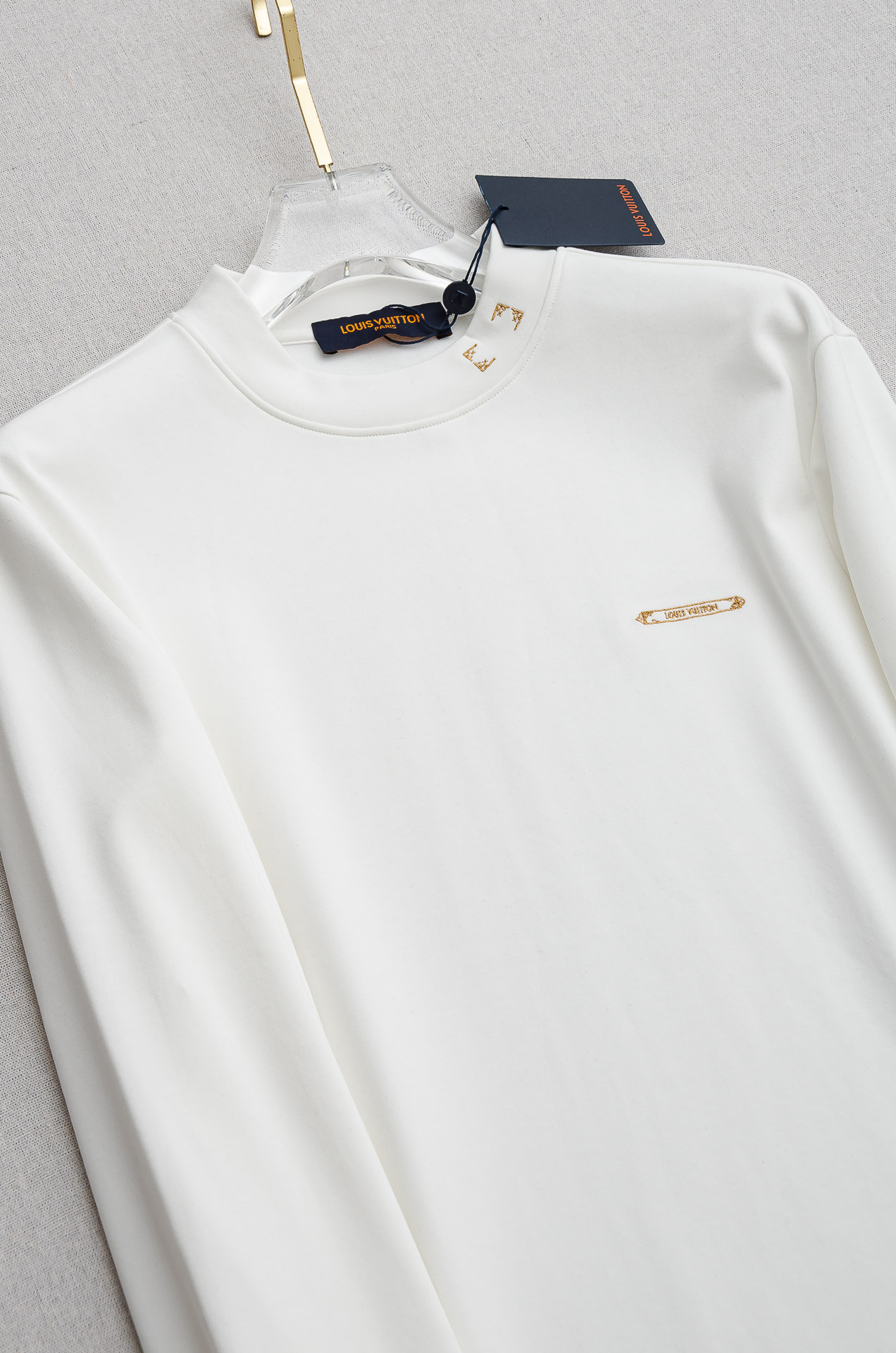 LV 25FW秋冬新款 立体刺绣男士长袖T恤衫#把重心都放在了面料上，表面清晰可见的细格肌理，足以凸显出