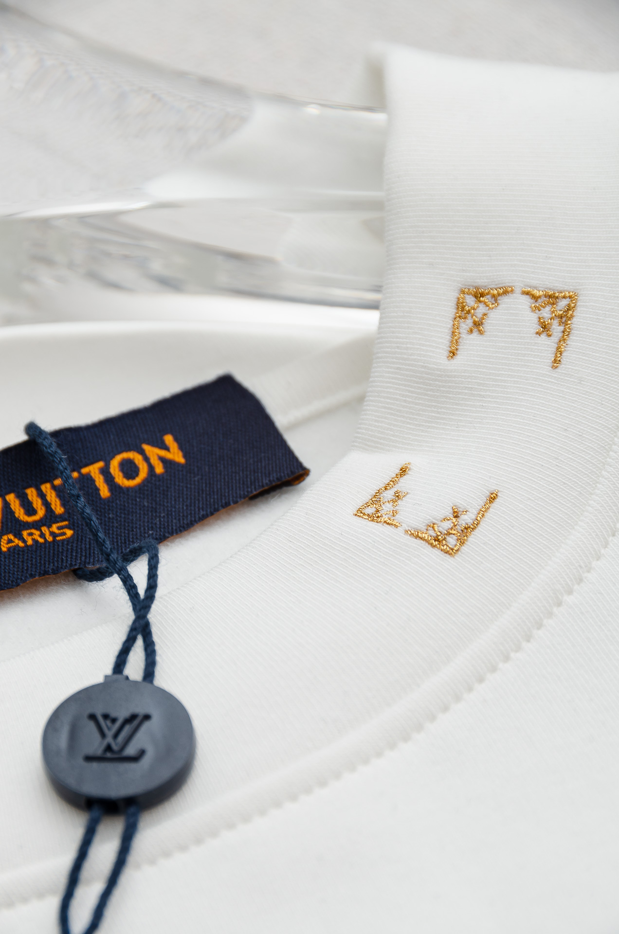 LV 25FW秋冬新款 立体刺绣男士长袖T恤衫#把重心都放在了面料上，表面清晰可见的细格肌理，足以凸显出