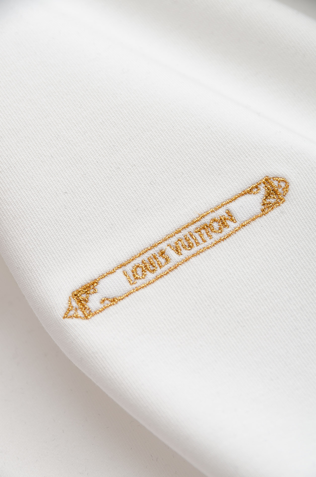 LV 25FW秋冬新款 立体刺绣男士长袖T恤衫#把重心都放在了面料上，表面清晰可见的细格肌理，足以凸显出