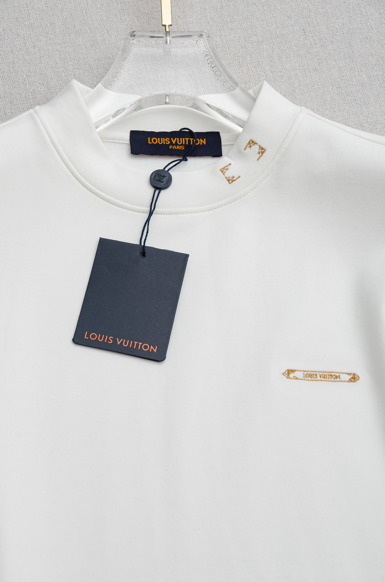 LV 25FW秋冬新款 立体刺绣男士长袖T恤衫#把重心都放在了面料上，表面清晰可见的细格肌理，足以凸显出