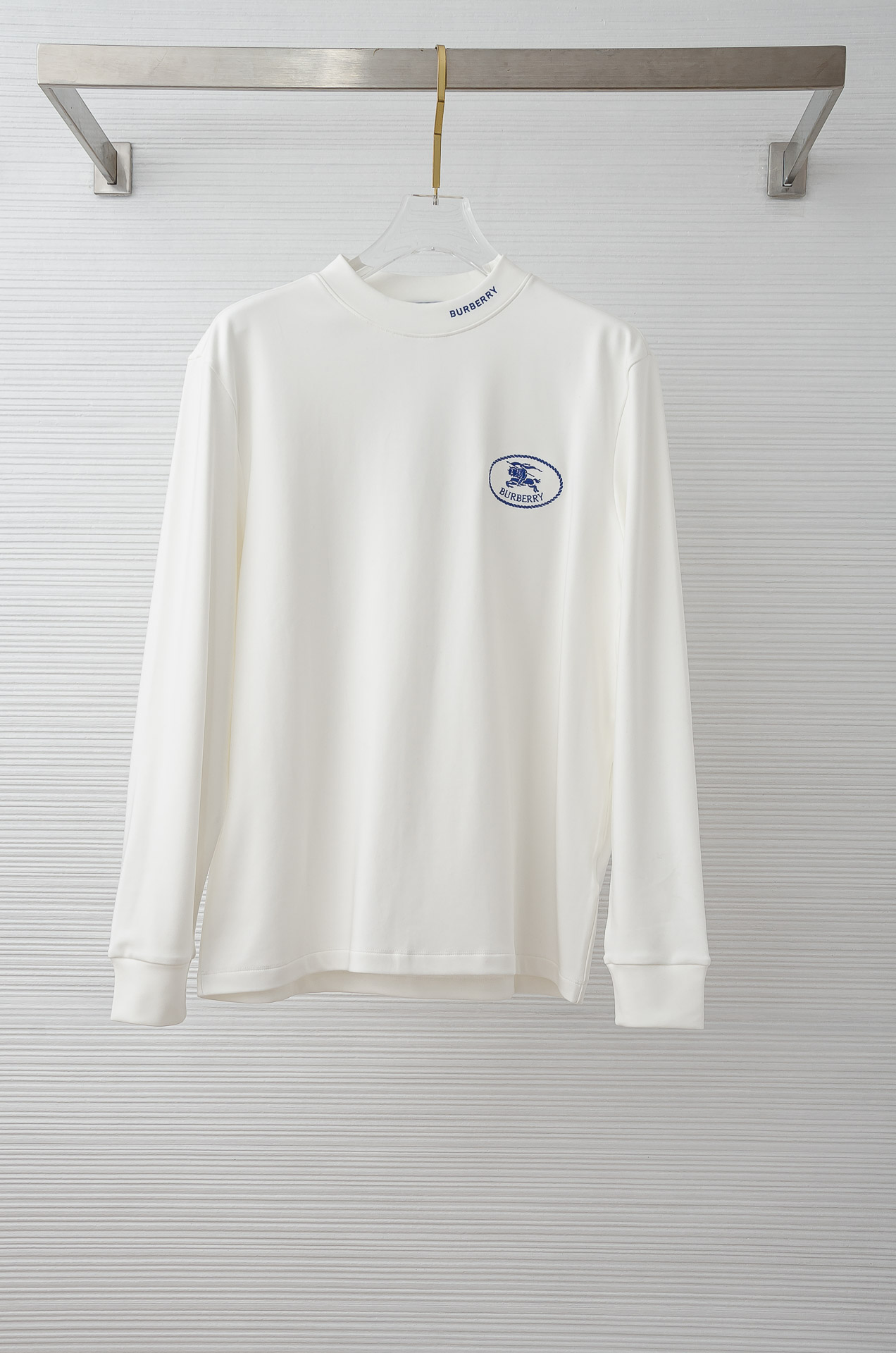 NO:523586,Burberry BBR 25FW autumn and winter new style three-dimensional embroidered men's long-sleeved T-shirt #puts the center of gravity on the fabric, the fine texture on the surface is enough to highlight its high-end texture, with good wear-resistant and wrinkle drape, supporting the entire shirt style extremely perfectly!  Breathability and convenience are naturally no problem, and it also has certain wrinkle resistance and dirt resistance, which greatly reduces the convenience of daily care and storage. Soft, gentle but crisp gold fabric, and after the texture combination of the fabric itself, it will slightly show different colors and textures under different lights, allowing you to deal with various occasions in a variety of ways. The whole piece of clothing is simple and clean, with a clean style, and the dressing effect is excellent. And the inner design is made of velvet, which is a delicate touch and warm care for you in autumn and winter, keep warm and wind-resistant. Whether it is worn alone or in the inner layer, it is a very versatile and practical style!  The classic straight-tube style has a good upper body effect, and it is also classic and versatile, with classic embroidery and fine embellishments on the chest. I believe you who have tastes it will be familiar with it!  Every detail is made in exquisite detail, which tests craftsmanship skills. Whether it is fabric cutting or craftsmanship, it fully reflects the brand's century-old history and skillful garment making craftsmanship. No matter from any aspect, it is perfect to the extreme, without any shortcomings, fashionable and versatile style, easy to use in casual business, and a must-have type for quality control, which is hard to come by!  Color black/white Size S-XXL, burberry,shirts,tees,t-shirt,gold,alexander wang19860909巴宝莉BBR 25FW秋冬新款 立体刺绣男士长袖T恤衫#把重心都放在了面料上,表面清晰可见的细格肌理,足以凸显出它的高级质感,耐磨抗皱垂感佳,将整件衬衫版型承托的极其完美！透气性跟便捷性自然不在话下,还具有一定的抗皱性与耐脏度,大大减少了日常中的打理与保存便捷性.柔软温和却挺括的黄金面料,并且经过面料本身的纹理组合之后,在不同光线下会轻微显现出不一样的色泽跟质感,让你百变多样轻松应对各种场合.整件衣服都简洁干净,版型服帖挺括,穿着效果极佳.并且内里做了加绒的设计,细腻触感温暖呵护秋冬季节的您,保暖抗风,不管是单穿还是内搭都是非常百搭又实穿的款式！ 经典的直筒版型上身效果好,同时经典百搭,胸前经典刺绣细节点缀,相信有品味的你们一定不会陌生！每一处细节都做的非常的精湛考究,极其考验工艺技巧,无论是从面料裁剪还是工艺制作都完全体现了品牌百年的深厚历史以及娴熟的成衣制作工艺,不管是从哪一个方面看都完美到极致,毫无缺点,风格时尚百搭,休闲商务之间游刃有余,品控族必入的类型,可遇而不可求！ 颜色黑色/白色 尺码S-XXL,,burberry,shirts,tees，t-shirt,gold,alexander wang,Men's clothing