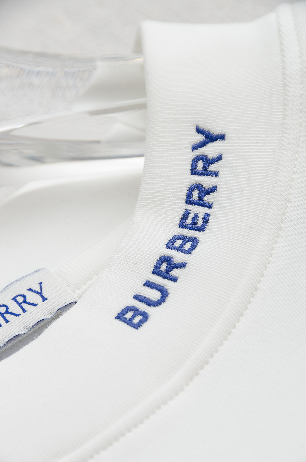 巴宝莉BBR 25FW秋冬新款 立体刺绣男士长袖T恤衫#把重心都放在了面料上，表面清晰可见的细格肌理，足