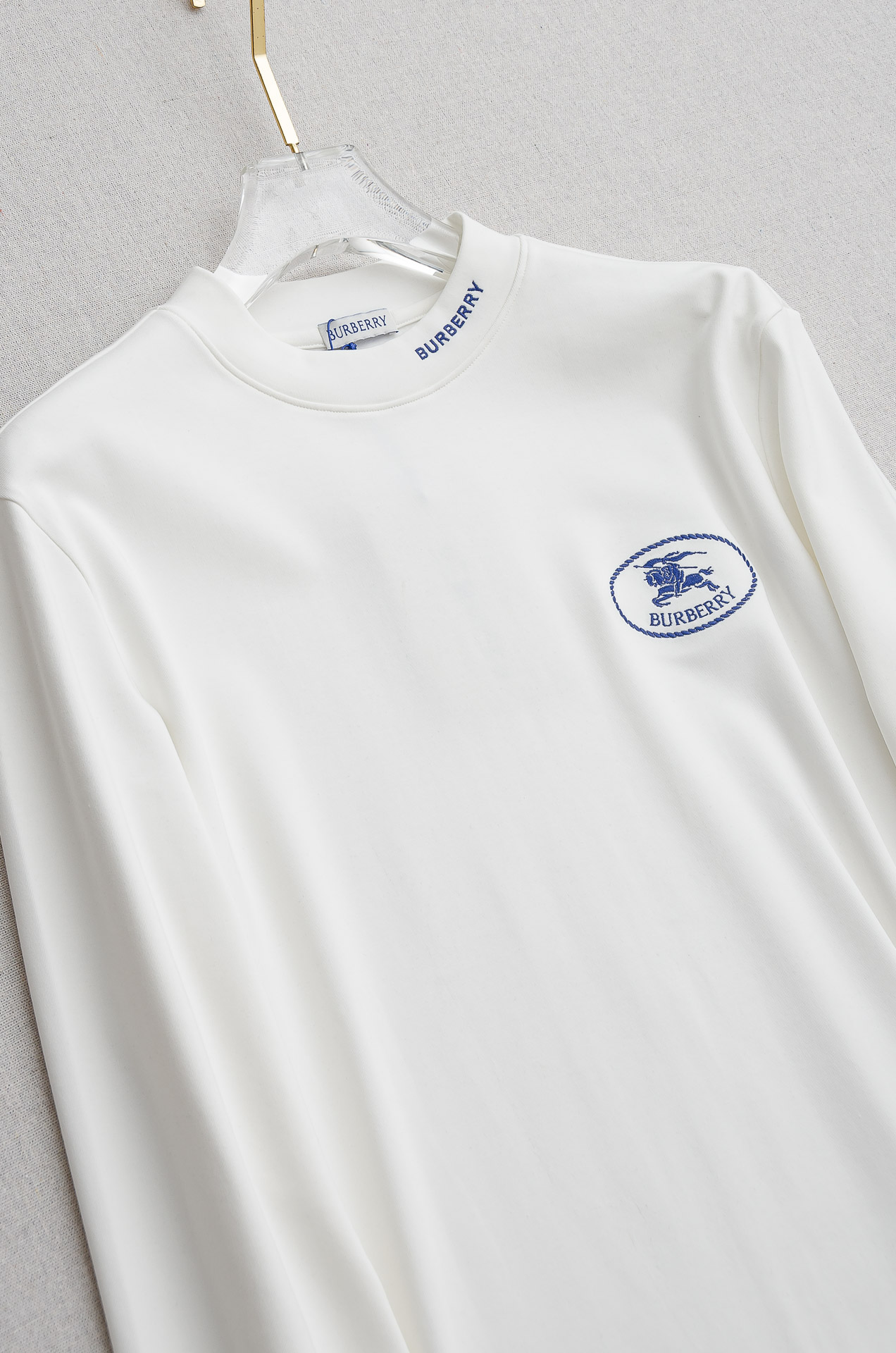 巴宝莉BBR 25FW秋冬新款 立体刺绣男士长袖T恤衫#把重心都放在了面料上，表面清晰可见的细格肌理，足