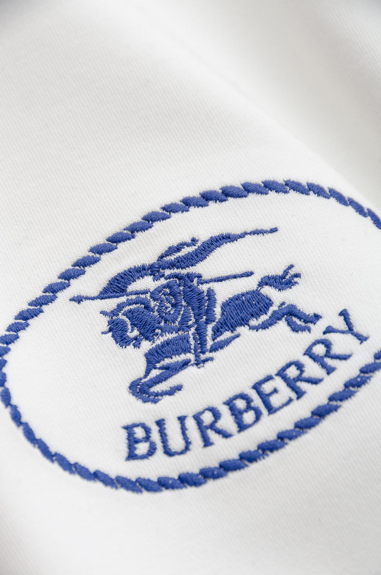 巴宝莉BBR 25FW秋冬新款 立体刺绣男士长袖T恤衫#把重心都放在了面料上，表面清晰可见的细格肌理，足