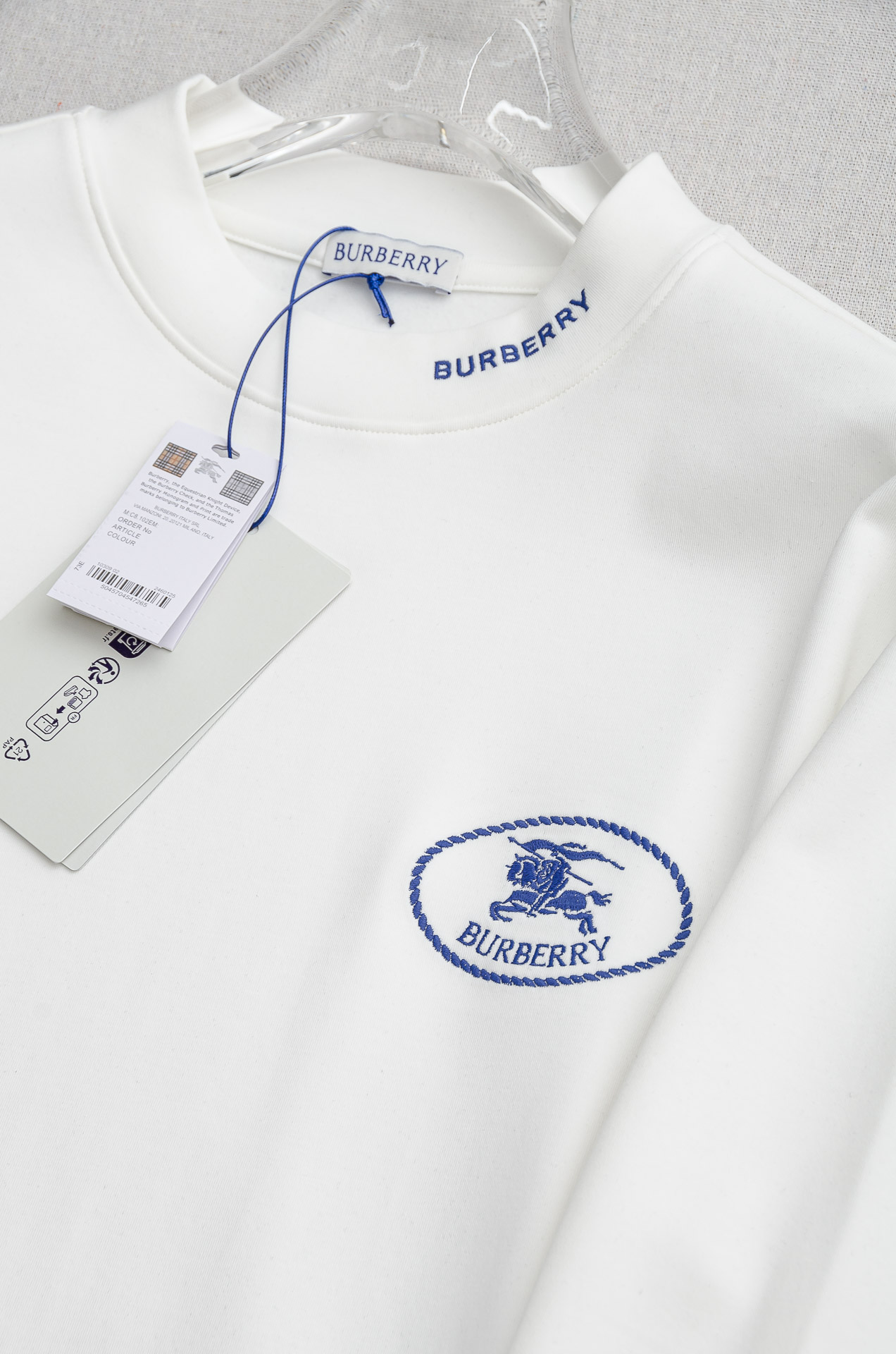 巴宝莉BBR 25FW秋冬新款 立体刺绣男士长袖T恤衫#把重心都放在了面料上，表面清晰可见的细格肌理，足