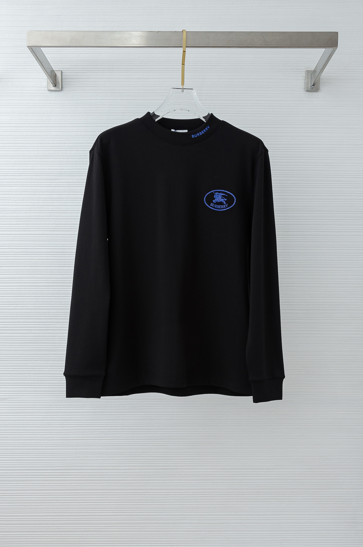 巴宝莉BBR 25FW秋冬新款 立体刺绣男士长袖T恤衫#把重心都放在了面料上，表面清晰可见的细格肌理，足