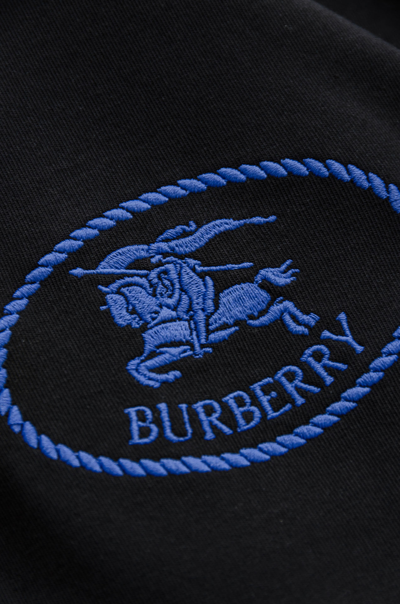 巴宝莉BBR 25FW秋冬新款 立体刺绣男士长袖T恤衫#把重心都放在了面料上，表面清晰可见的细格肌理，足