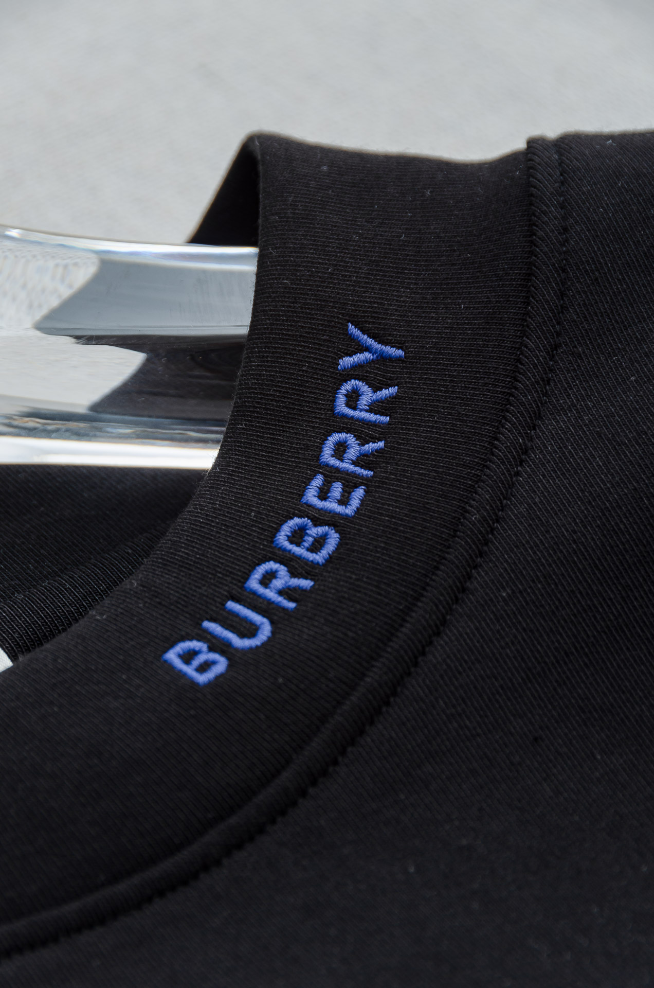 巴宝莉BBR 25FW秋冬新款 立体刺绣男士长袖T恤衫#把重心都放在了面料上，表面清晰可见的细格肌理，足