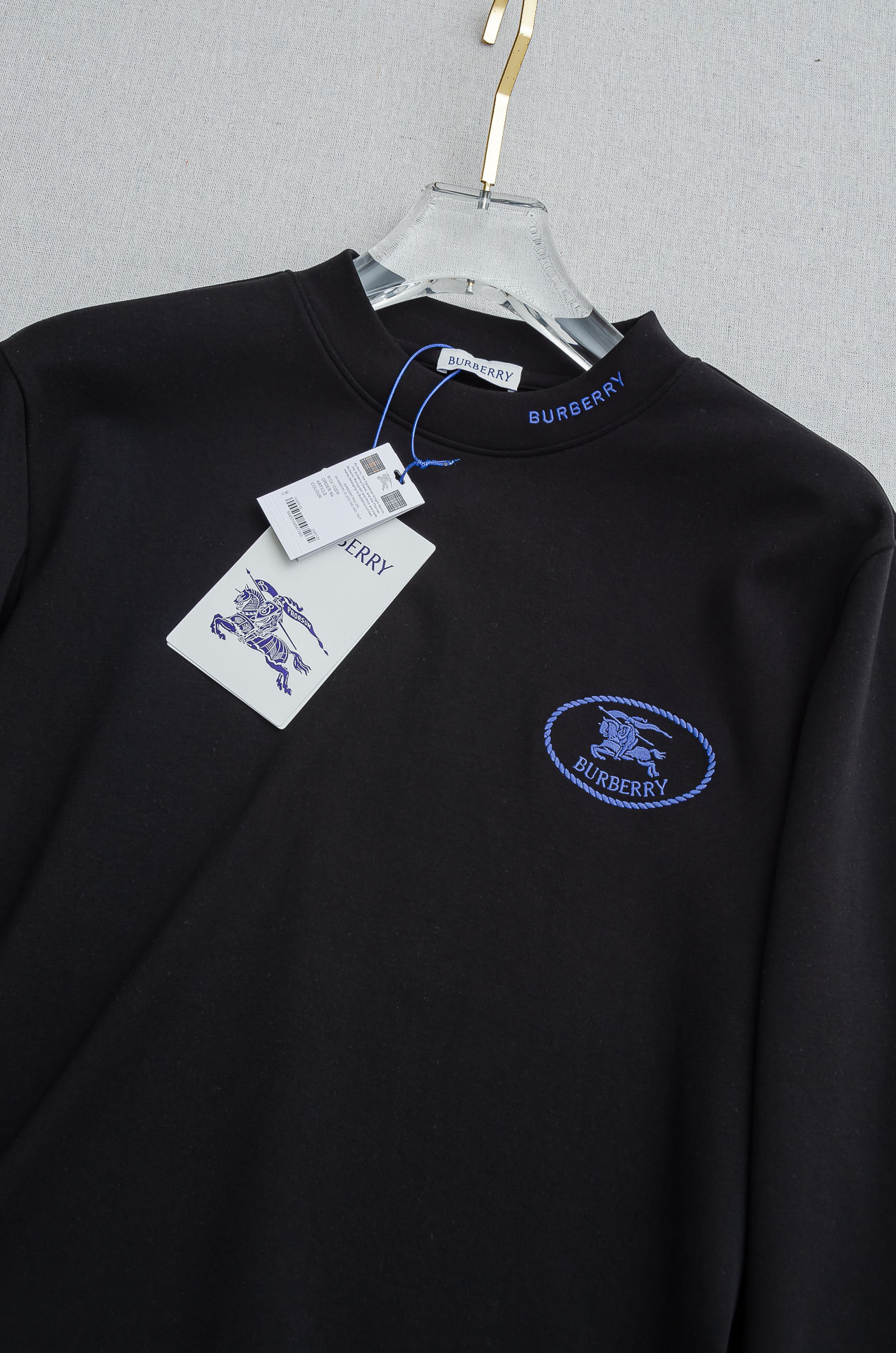 巴宝莉BBR 25FW秋冬新款 立体刺绣男士长袖T恤衫#把重心都放在了面料上，表面清晰可见的细格肌理，足