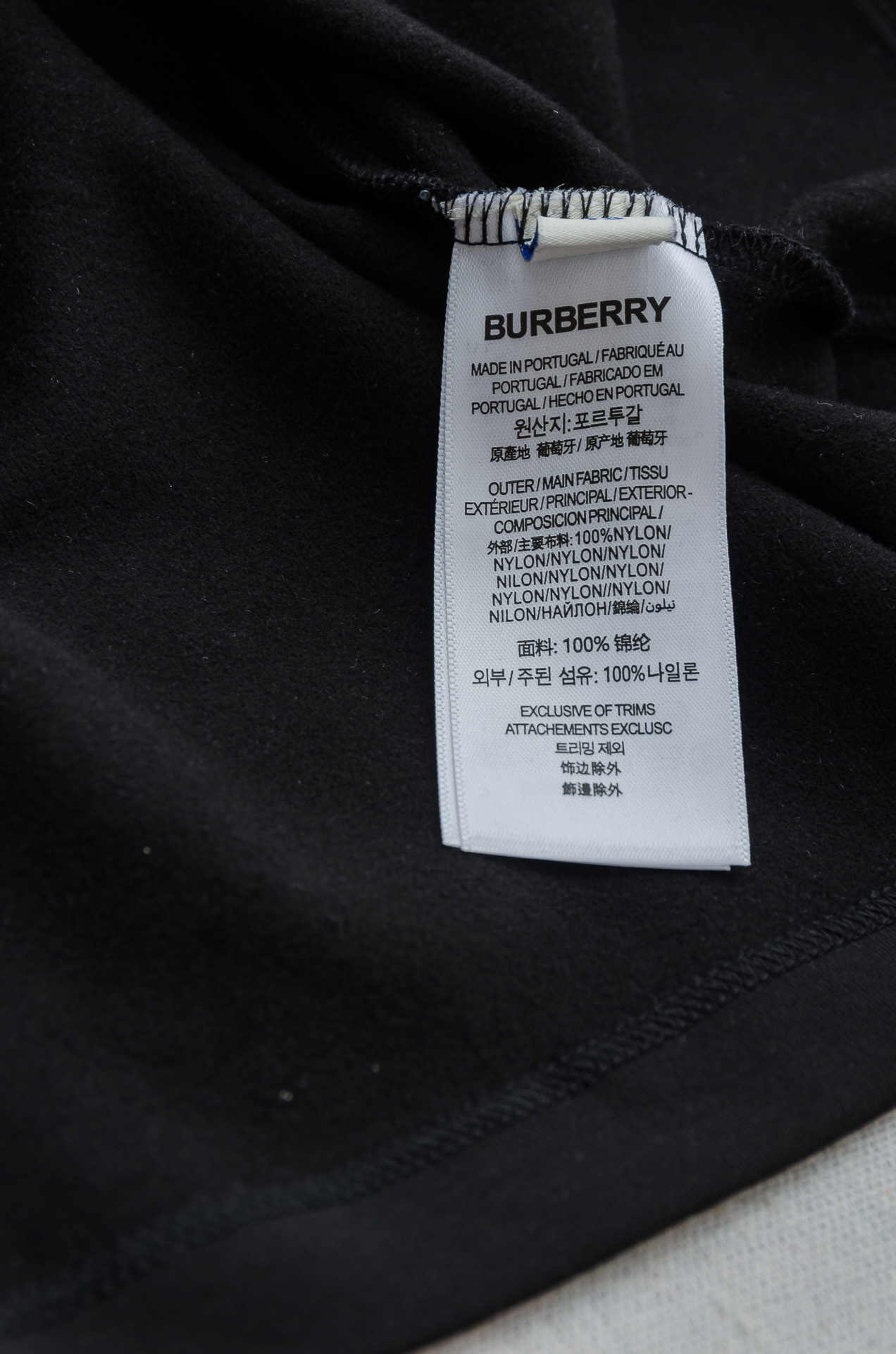 巴宝莉BBR 25FW秋冬新款 立体刺绣男士长袖T恤衫#把重心都放在了面料上，表面清晰可见的细格肌理，足