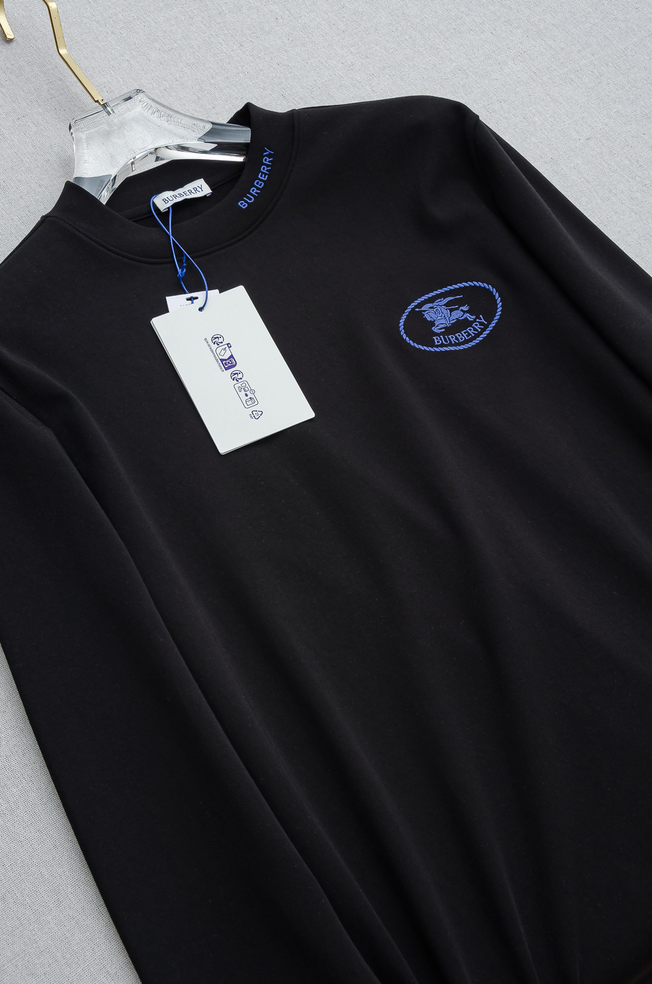 巴宝莉BBR 25FW秋冬新款 立体刺绣男士长袖T恤衫#把重心都放在了面料上，表面清晰可见的细格肌理，足