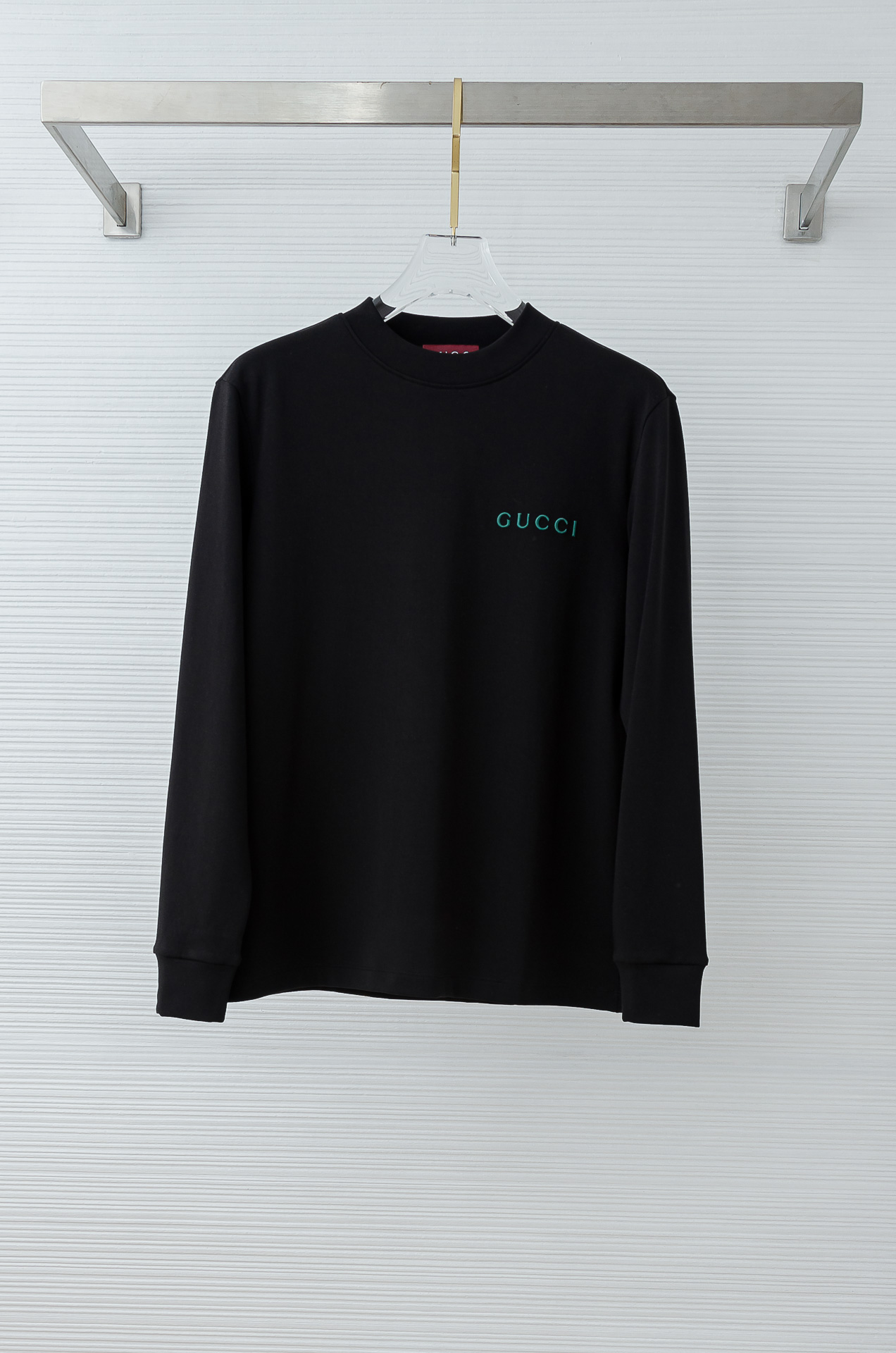 Gu#cci 25FW秋冬新款 立体刺绣男士长袖T恤衫#把重心都放在了面料上，表面清晰可见的细格肌理，足