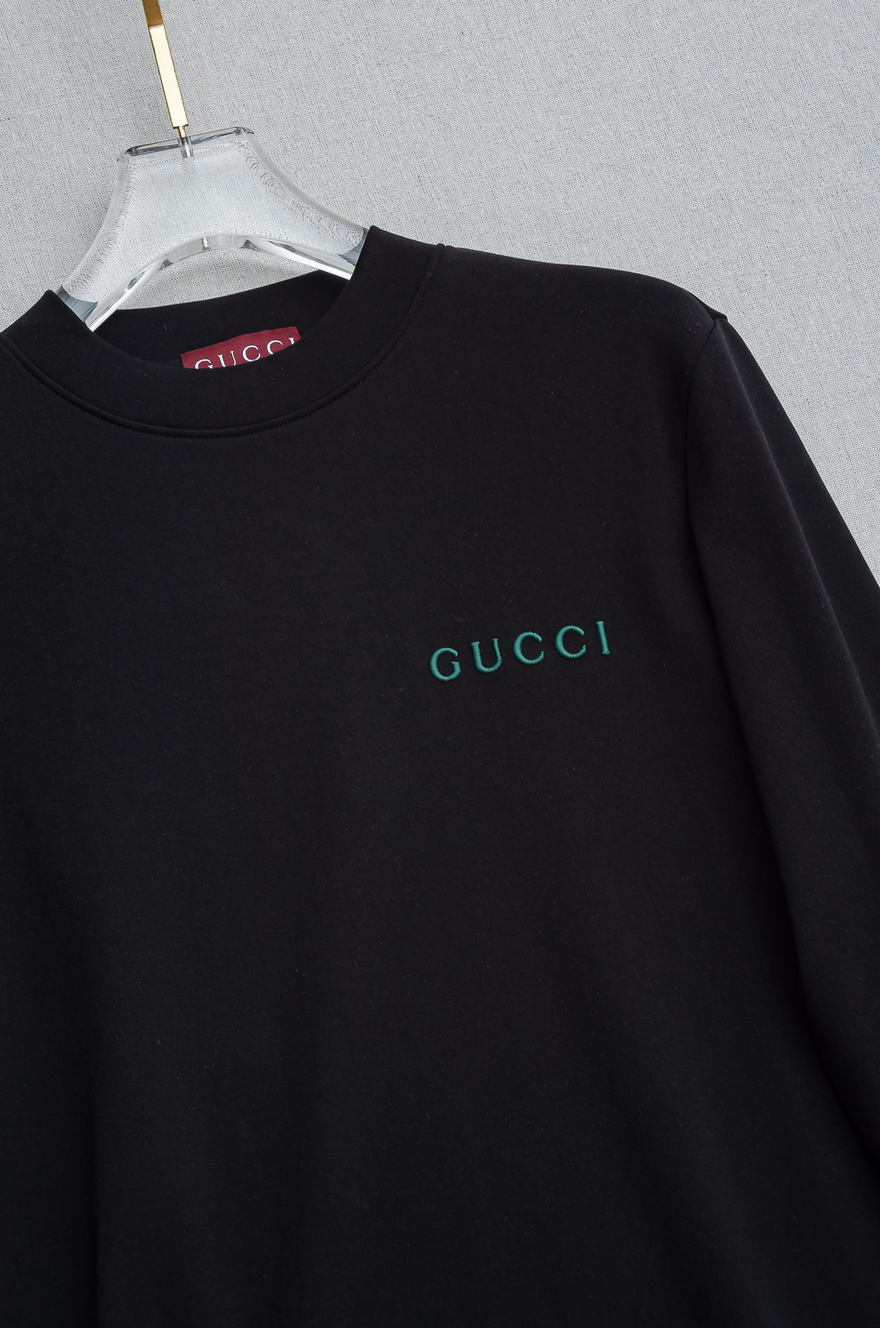 Gu#cci 25FW秋冬新款 立体刺绣男士长袖T恤衫#把重心都放在了面料上，表面清晰可见的细格肌理，足