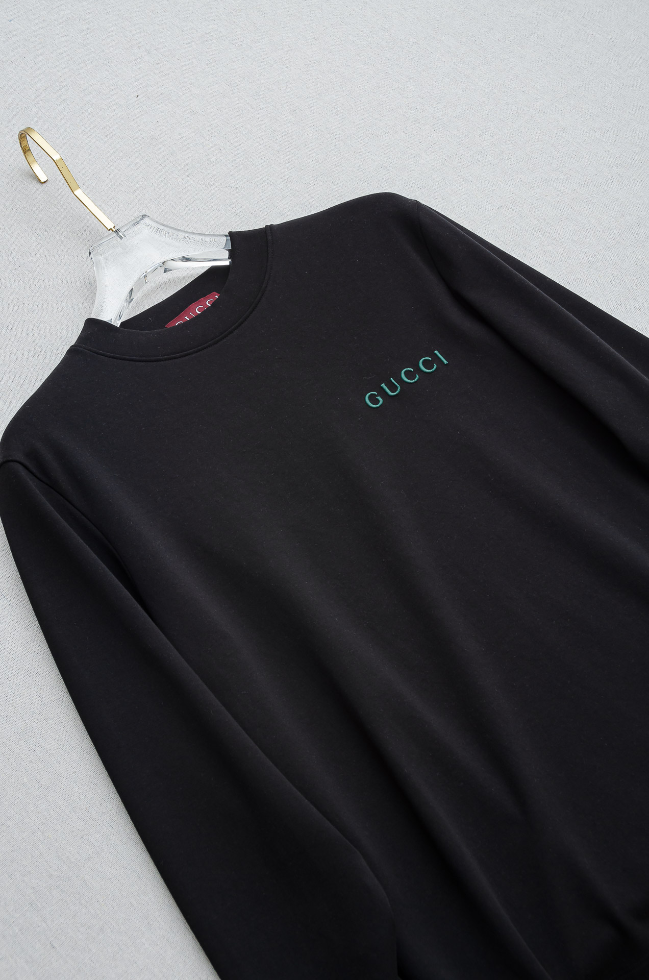 Gu#cci 25FW秋冬新款 立体刺绣男士长袖T恤衫#把重心都放在了面料上，表面清晰可见的细格肌理，足