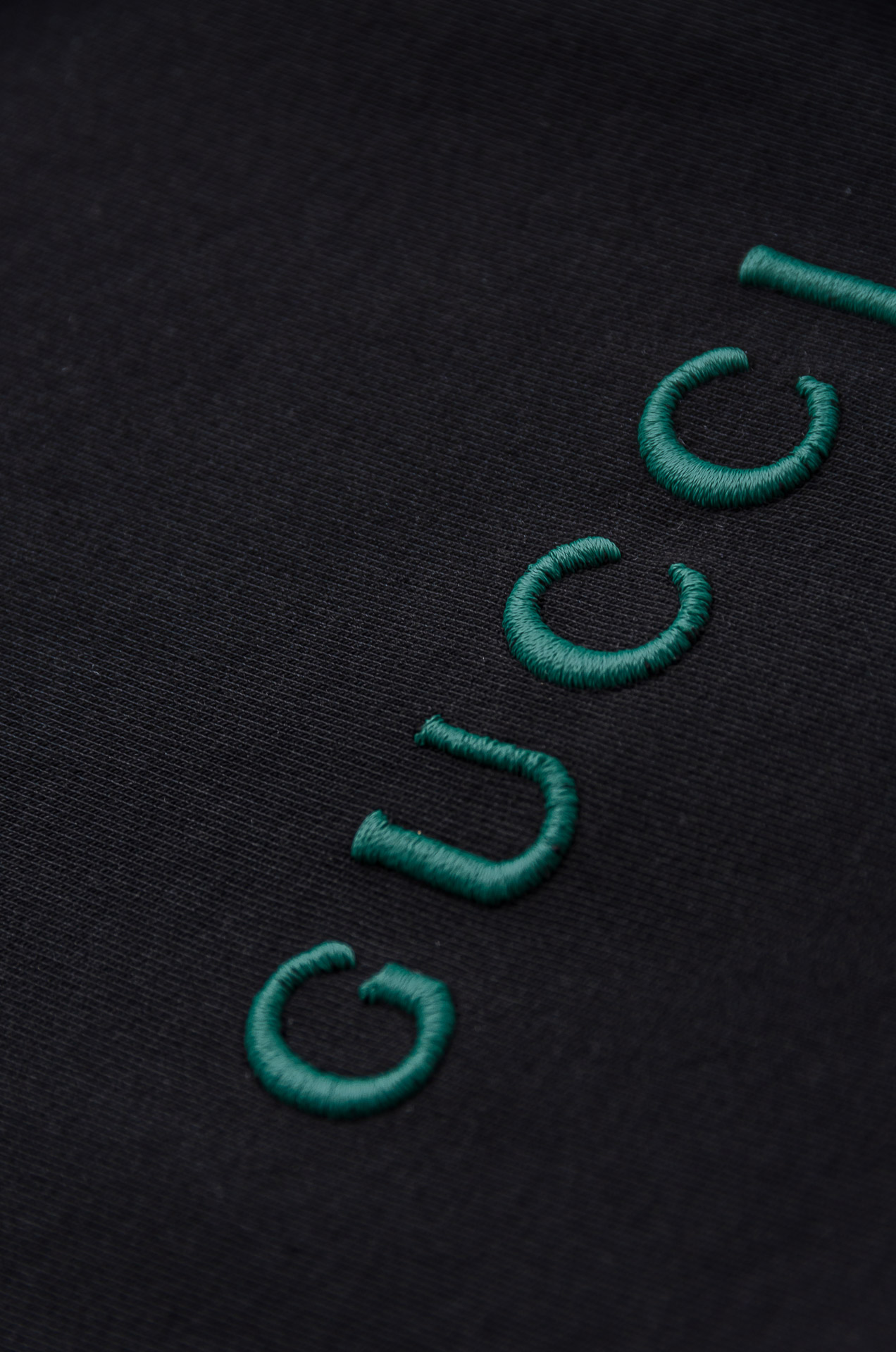 Gu#cci 25FW秋冬新款 立体刺绣男士长袖T恤衫#把重心都放在了面料上，表面清晰可见的细格肌理，足