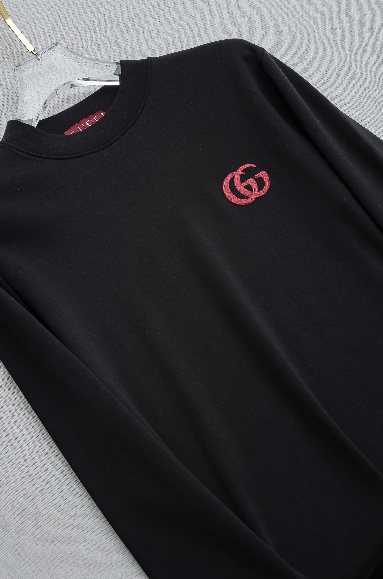 Gu#cci 25FW秋冬新款 立体刺绣男士长袖T恤衫#把重心都放在了面料上，表面清晰可见的细格肌理，足