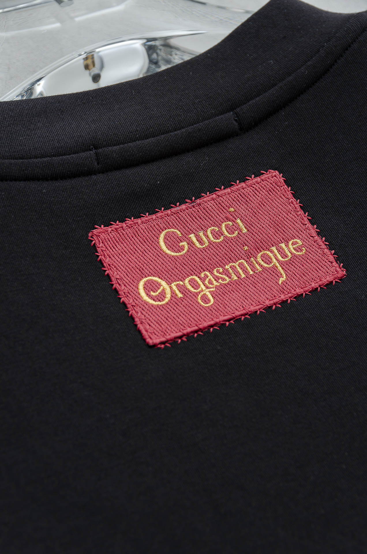 Gu#cci 25FW秋冬新款 立体刺绣男士长袖T恤衫#把重心都放在了面料上，表面清晰可见的细格肌理，足