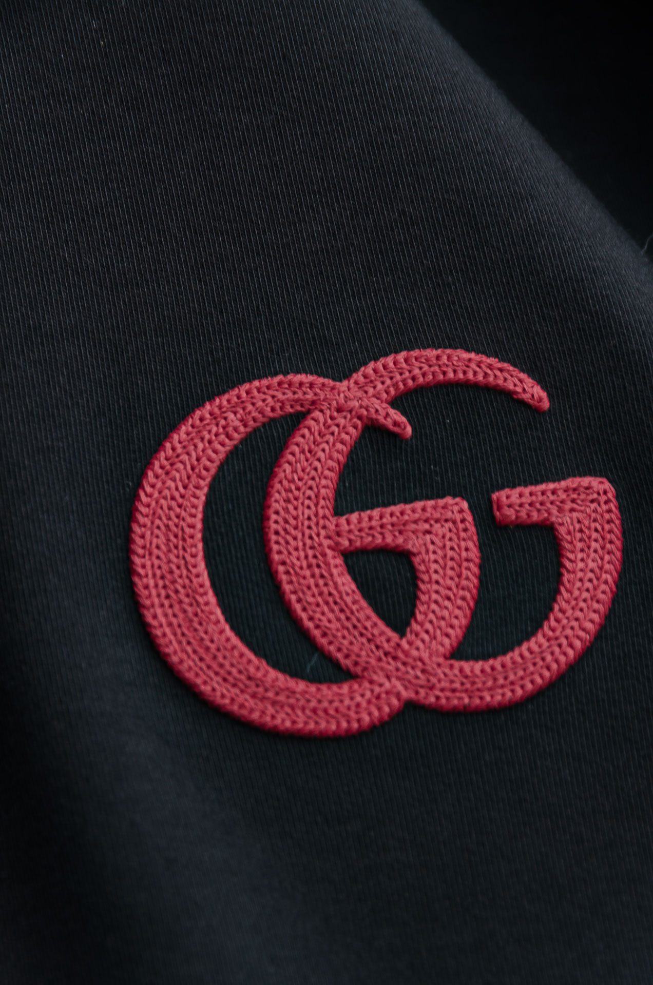 Gu#cci 25FW秋冬新款 立体刺绣男士长袖T恤衫#把重心都放在了面料上，表面清晰可见的细格肌理，足