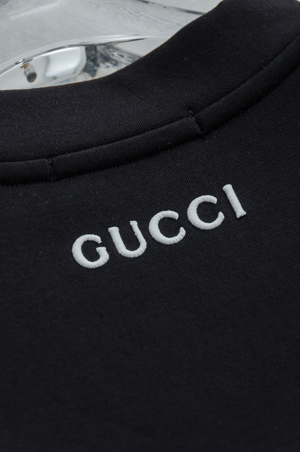 Gu#cci 25FW秋冬新款 立体刺绣男士长袖T恤衫#把重心都放在了面料上，表面清晰可见的细格肌理，足