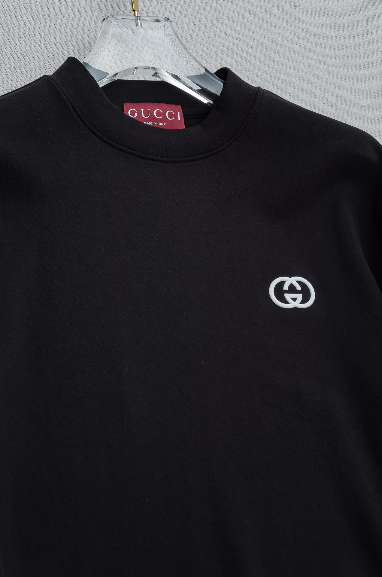 Gu#cci 25FW秋冬新款 立体刺绣男士长袖T恤衫#把重心都放在了面料上，表面清晰可见的细格肌理，足