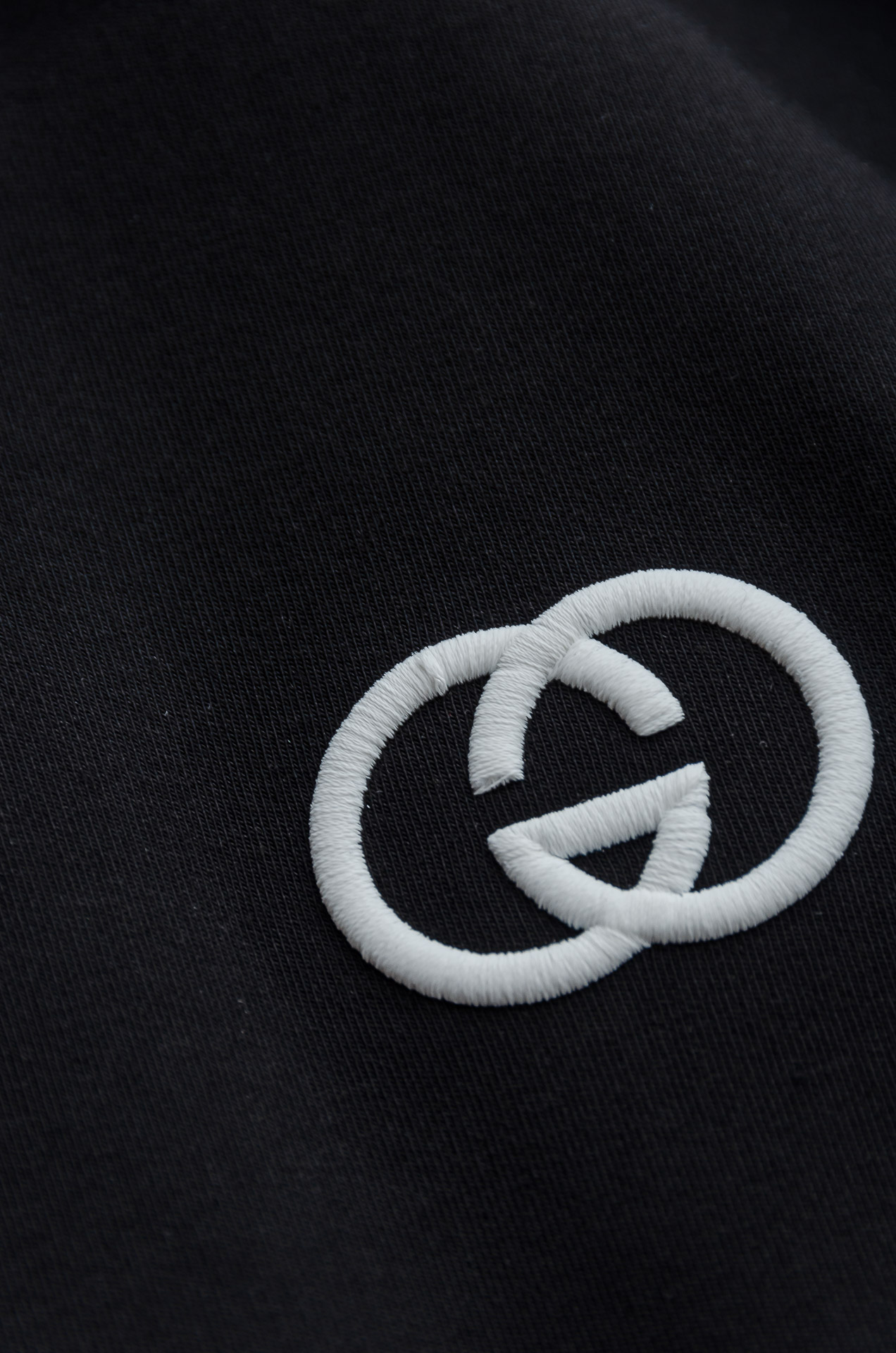 Gu#cci 25FW秋冬新款 立体刺绣男士长袖T恤衫#把重心都放在了面料上，表面清晰可见的细格肌理，足