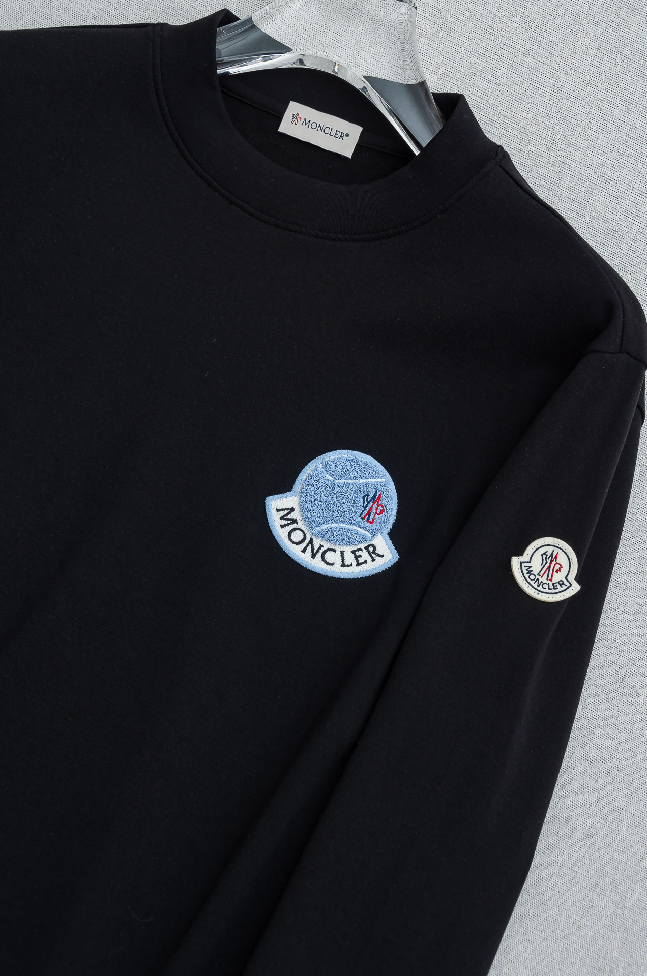 蒙口moncler 25FW秋冬新款 立体刺绣男士长袖T恤衫#把重心都放在了面料上，表面清晰可见的细格肌