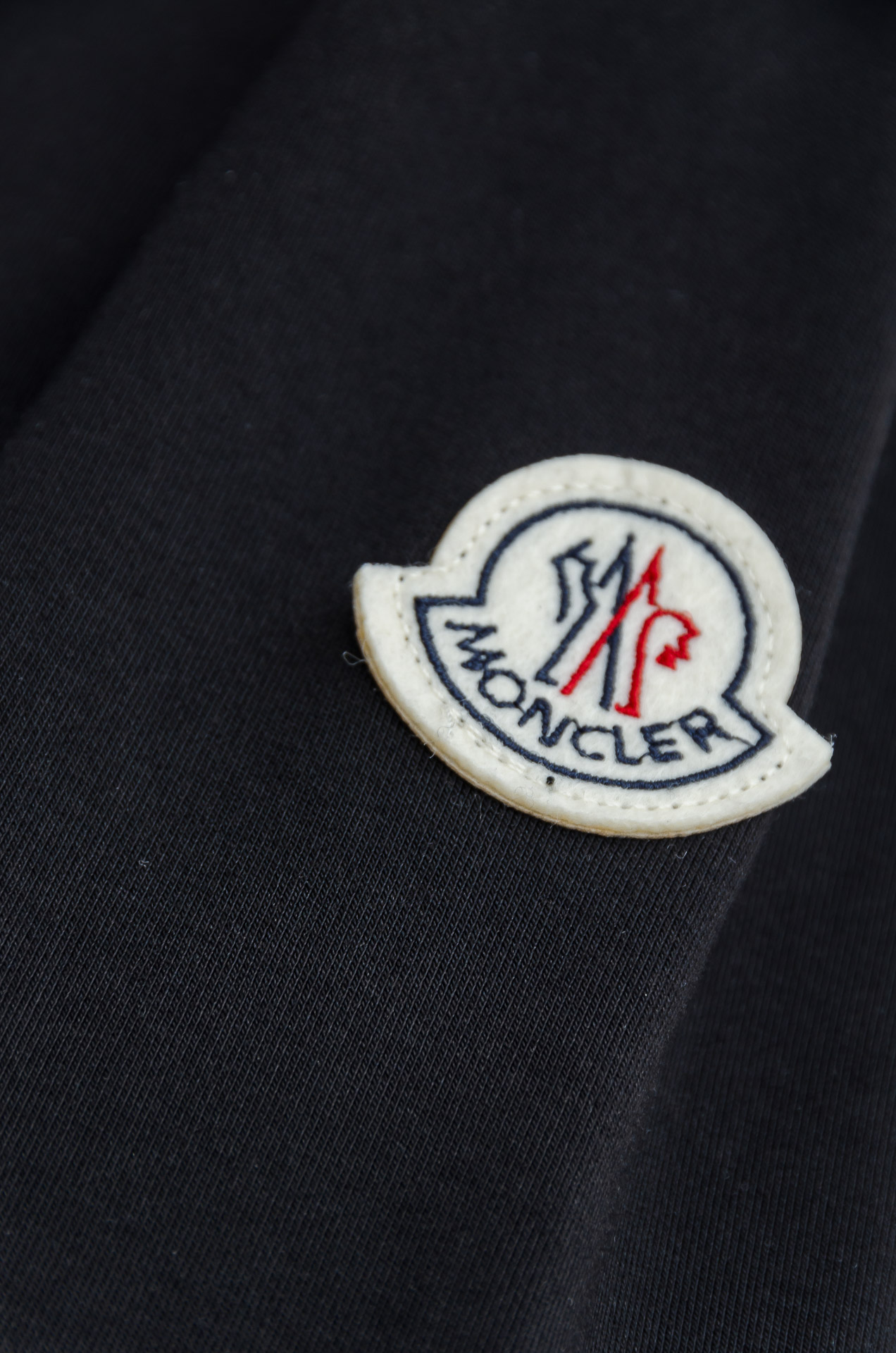 蒙口moncler 25FW秋冬新款 立体刺绣男士长袖T恤衫#把重心都放在了面料上，表面清晰可见的细格肌