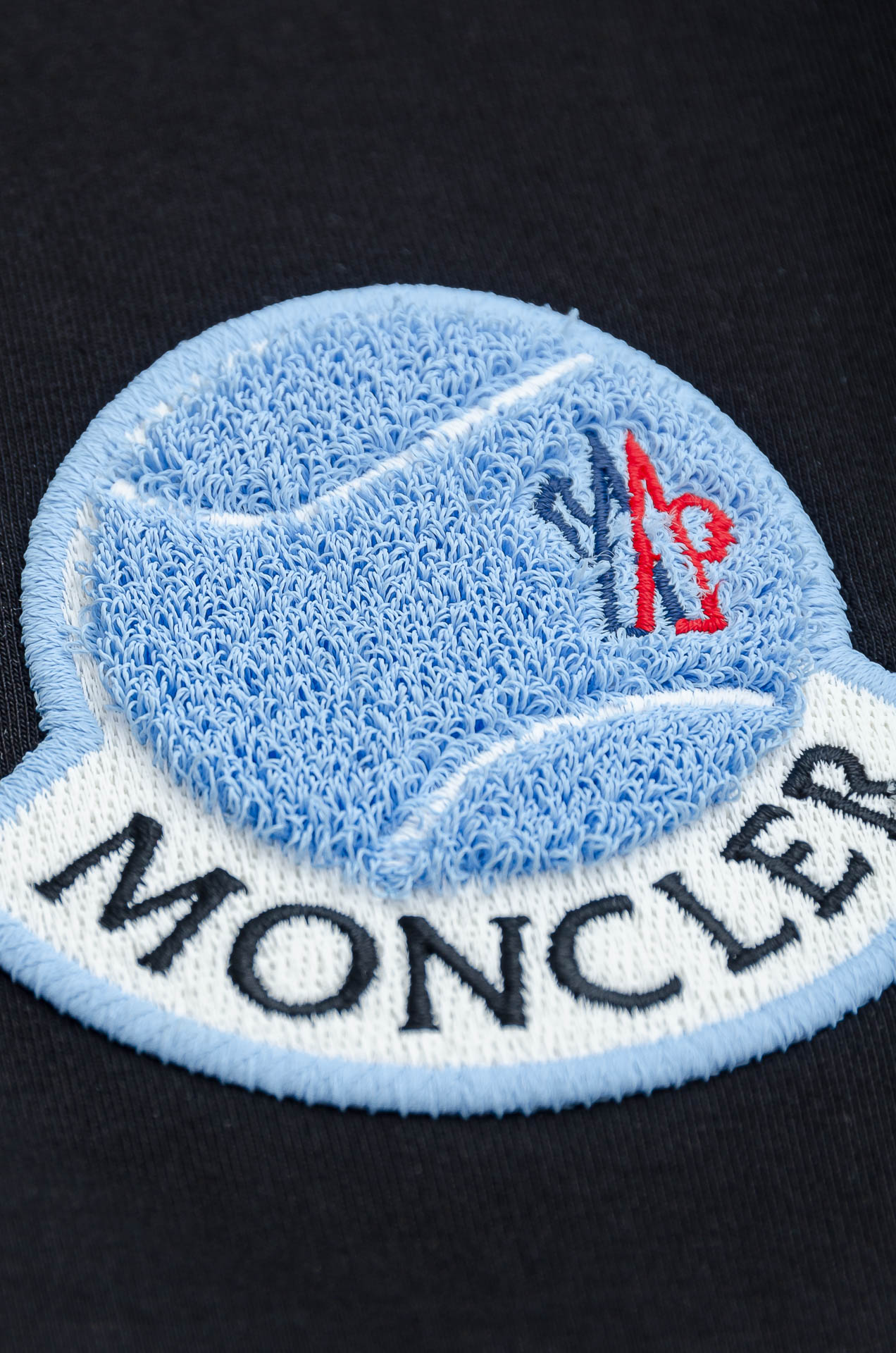 蒙口moncler 25FW秋冬新款 立体刺绣男士长袖T恤衫#把重心都放在了面料上，表面清晰可见的细格肌