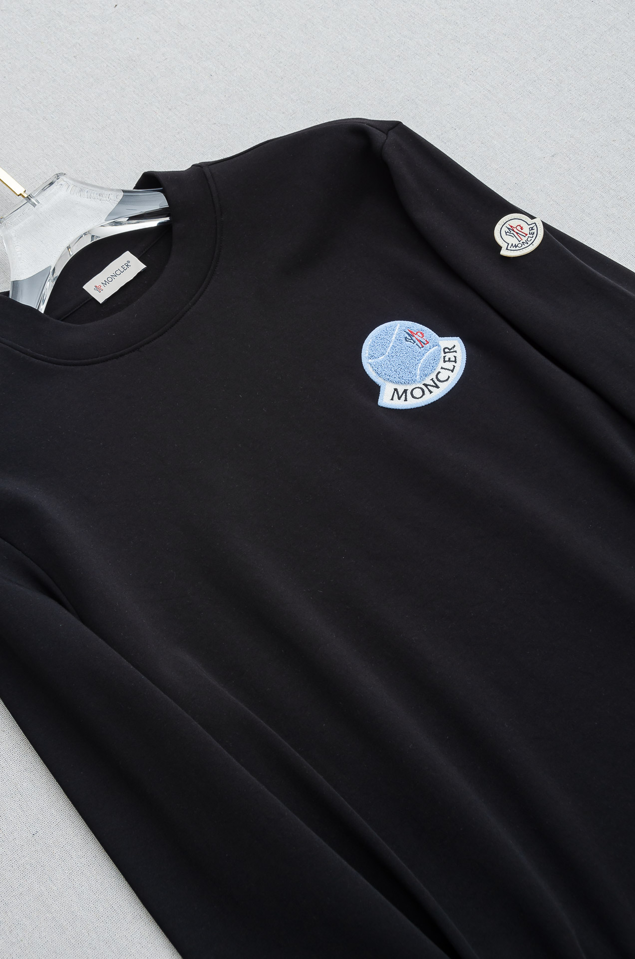 蒙口moncler 25FW秋冬新款 立体刺绣男士长袖T恤衫#把重心都放在了面料上，表面清晰可见的细格肌