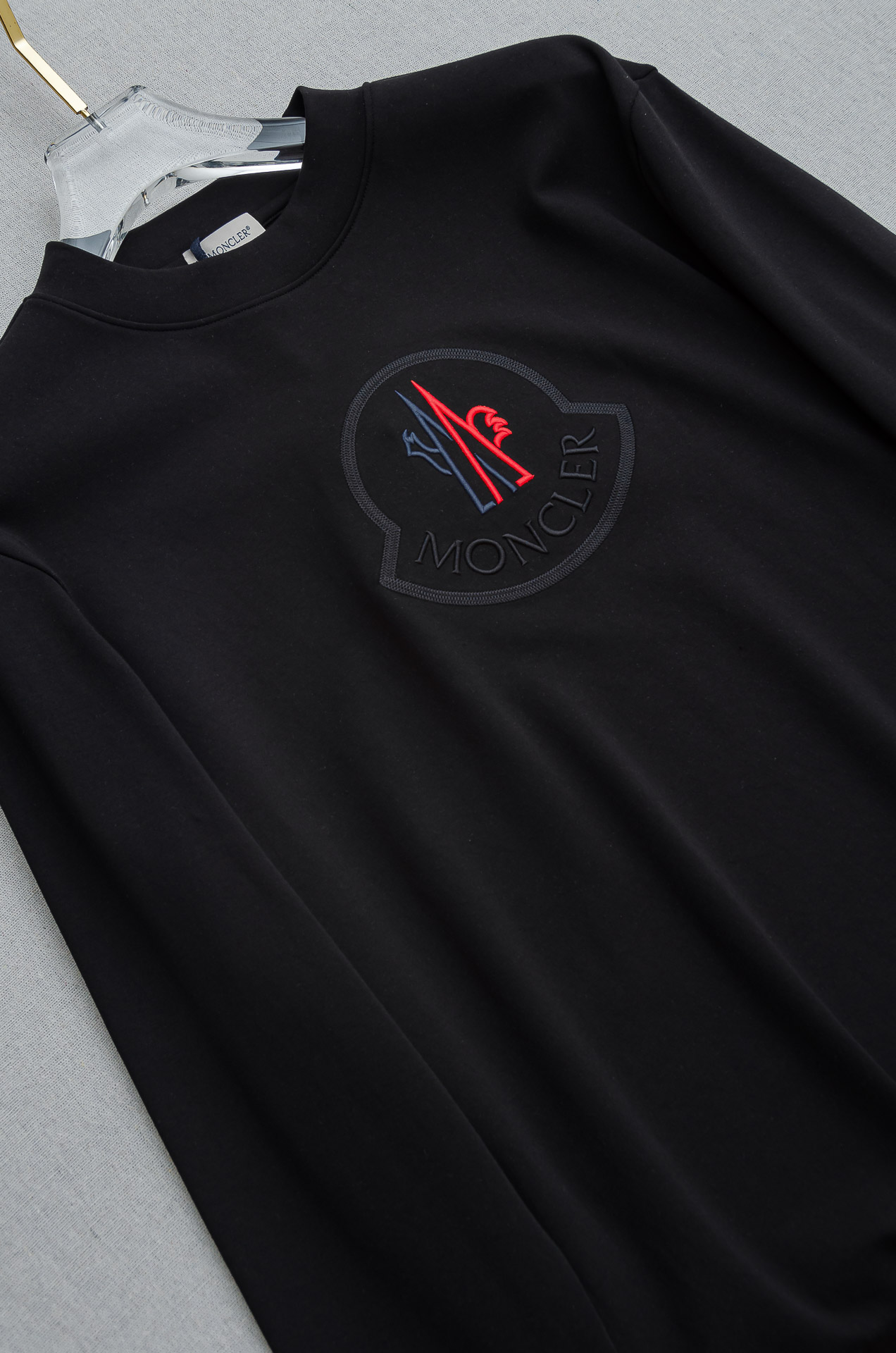 蒙口moncler 25FW秋冬新款 立体刺绣男士长袖T恤衫#把重心都放在了面料上，表面清晰可见的细格肌