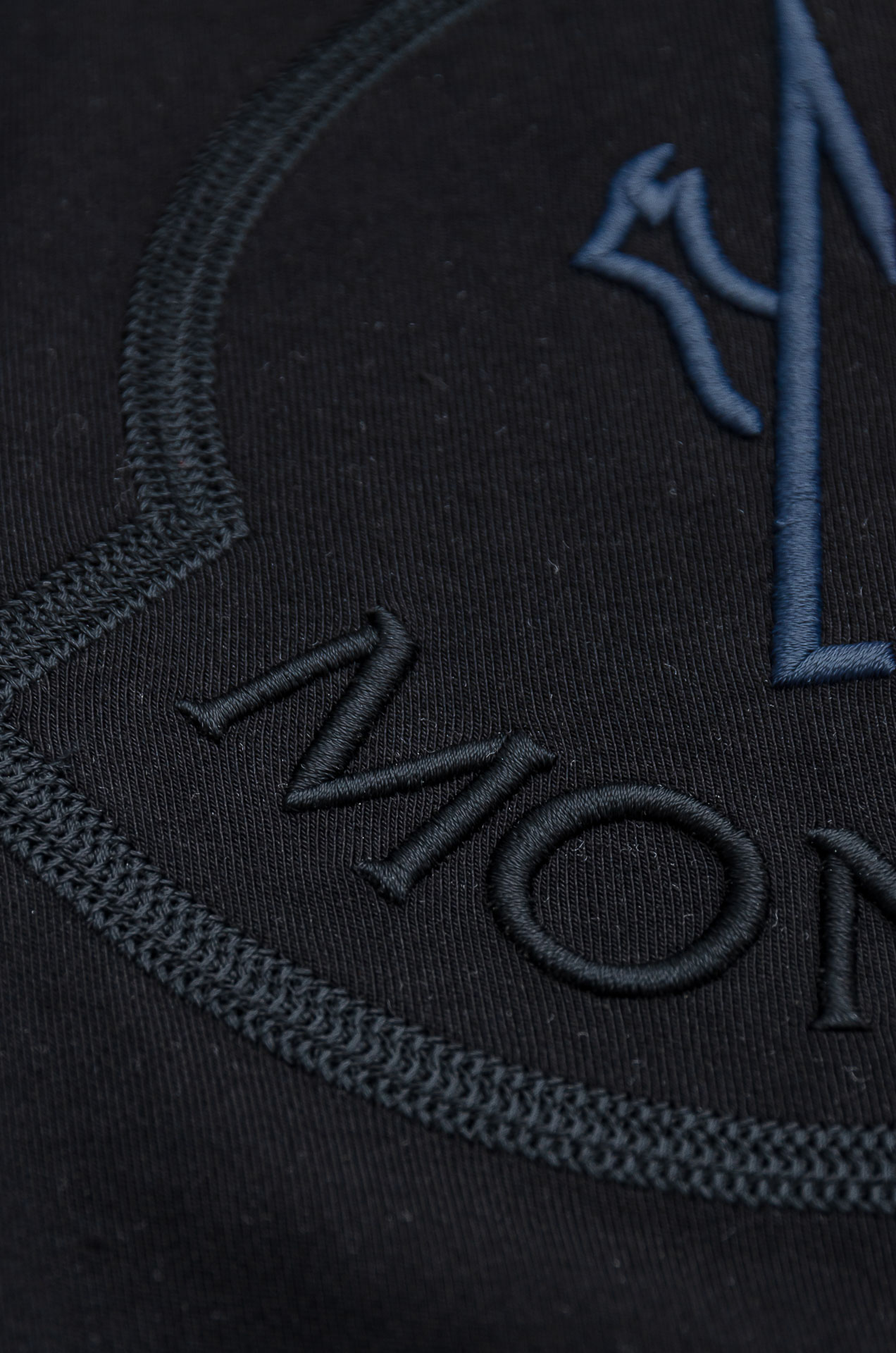 蒙口moncler 25FW秋冬新款 立体刺绣男士长袖T恤衫#把重心都放在了面料上，表面清晰可见的细格肌