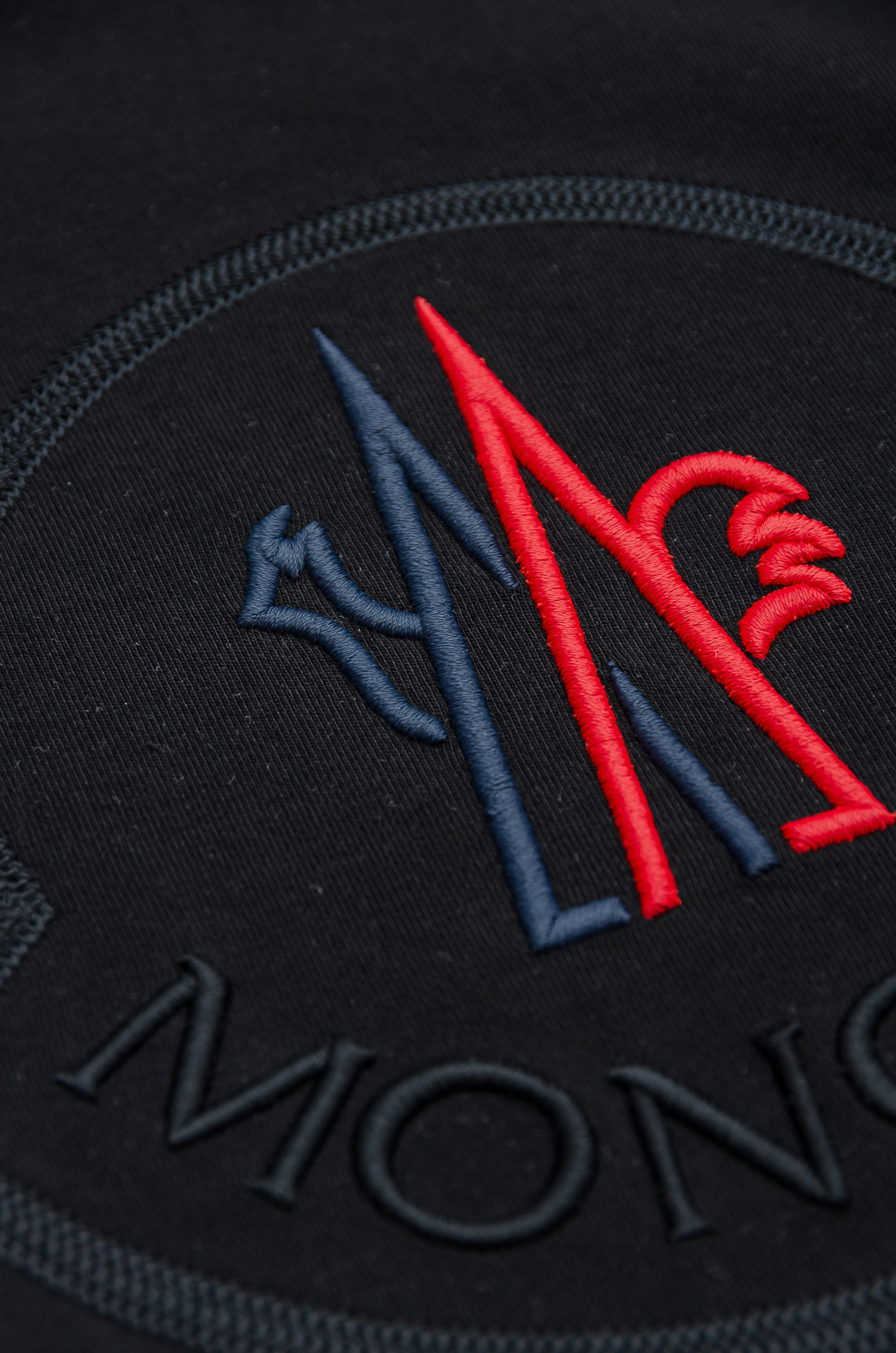 蒙口moncler 25FW秋冬新款 立体刺绣男士长袖T恤衫#把重心都放在了面料上，表面清晰可见的细格肌