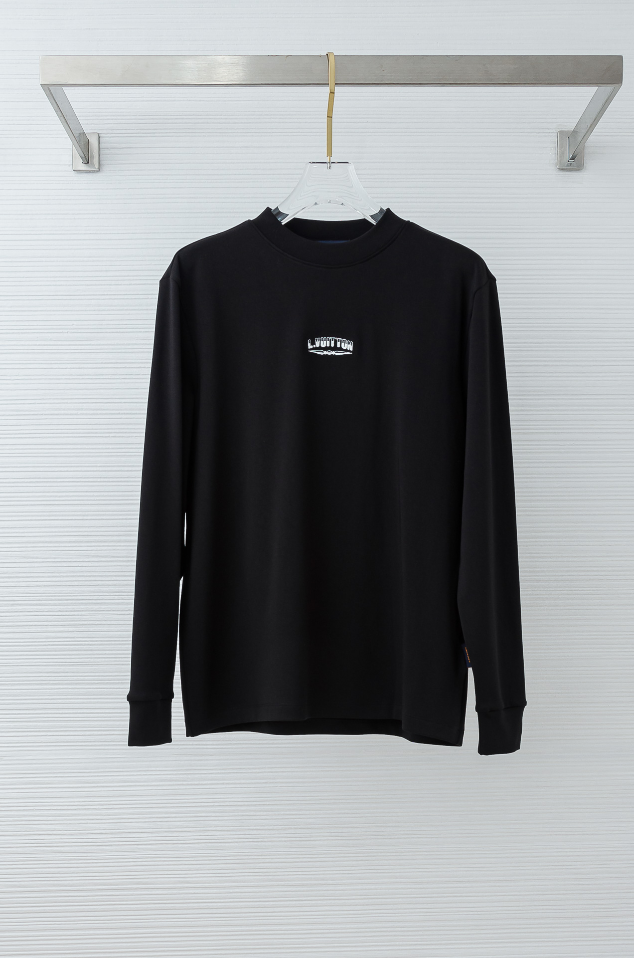 LV 25FW秋冬新款 立体刺绣男士长袖T恤衫#把重心都放在了面料上，表面清晰可见的细格肌理，足以凸显出
