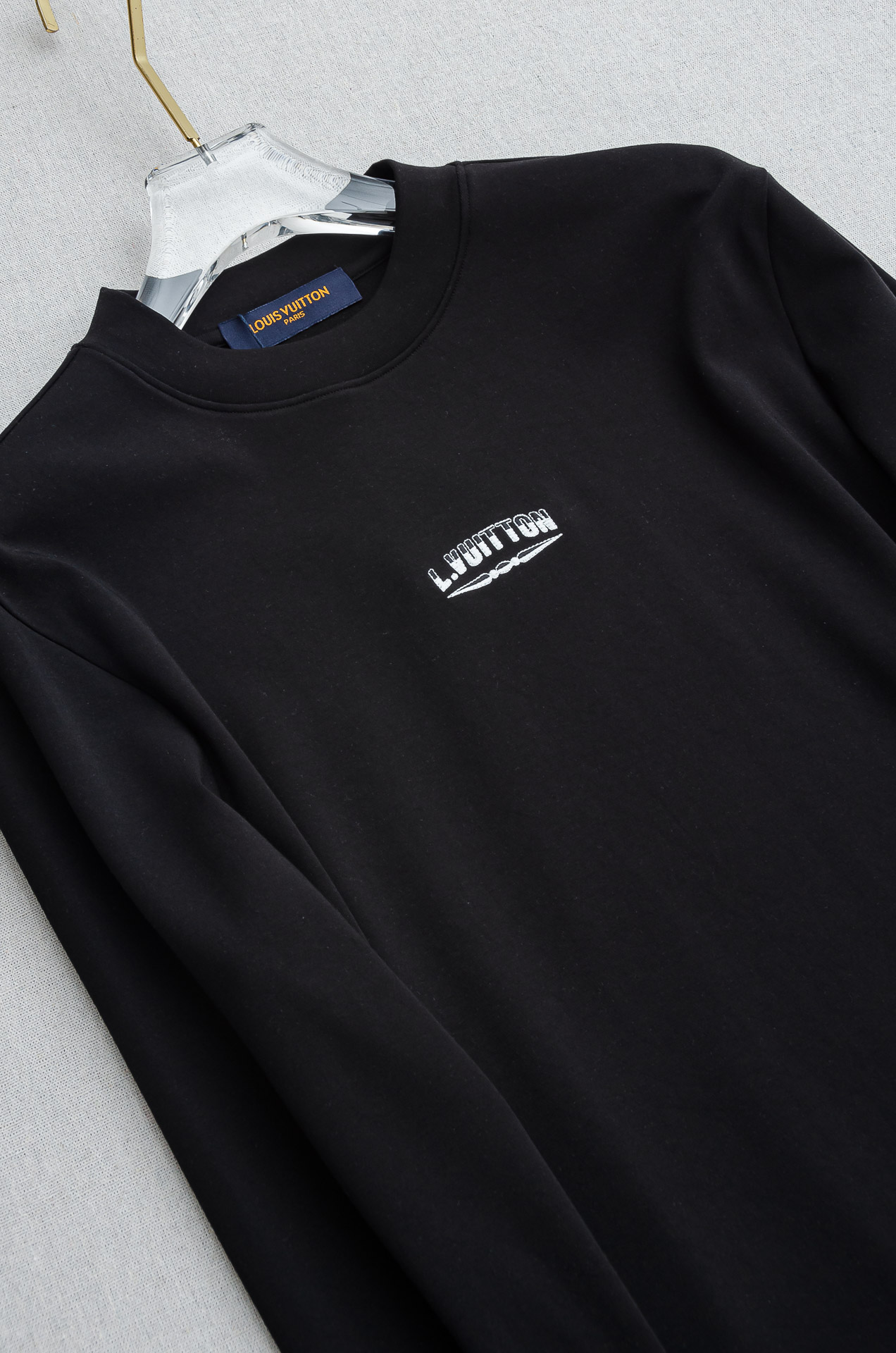 LV 25FW秋冬新款 立体刺绣男士长袖T恤衫#把重心都放在了面料上，表面清晰可见的细格肌理，足以凸显出
