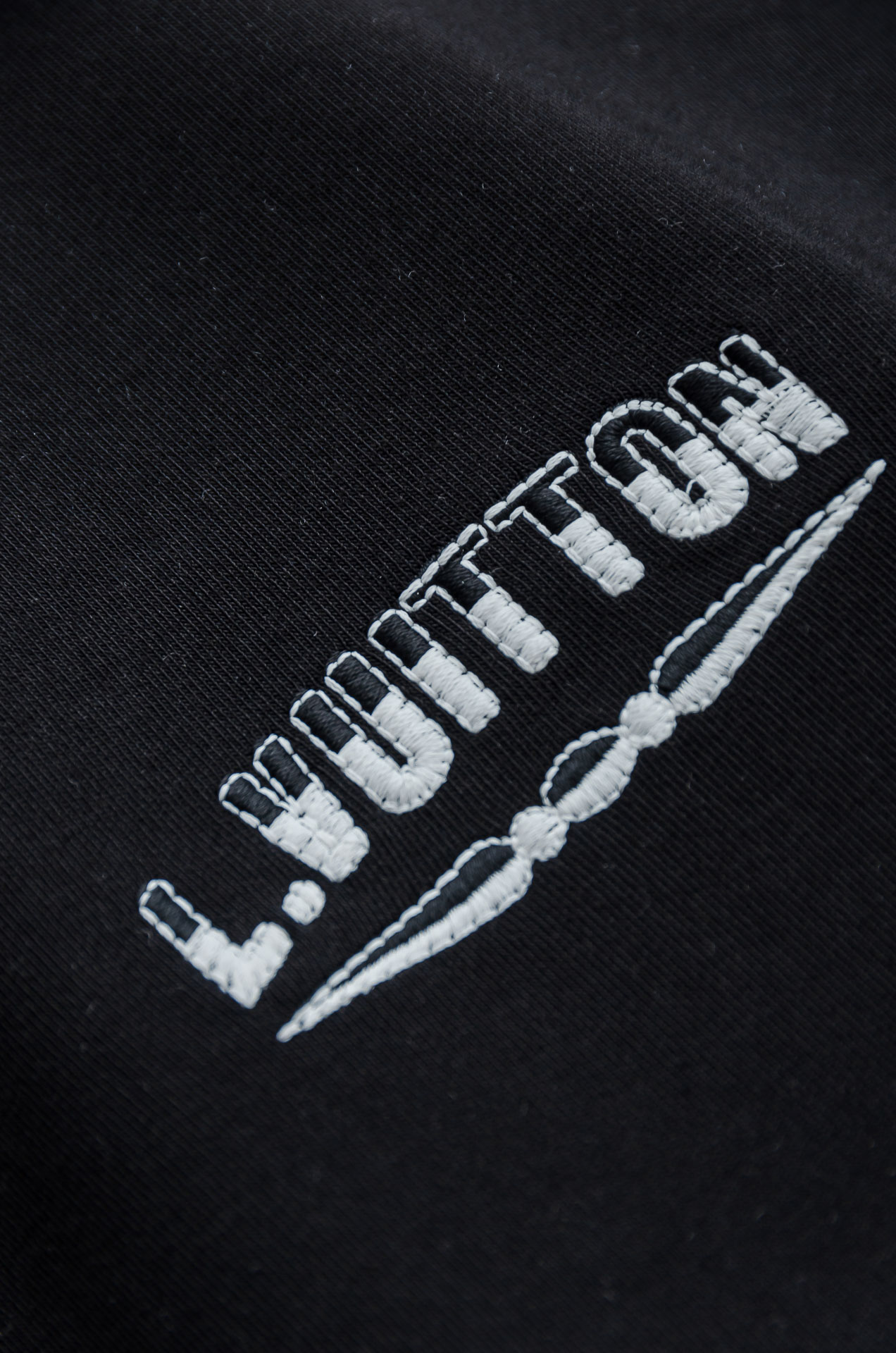 LV 25FW秋冬新款 立体刺绣男士长袖T恤衫#把重心都放在了面料上，表面清晰可见的细格肌理，足以凸显出