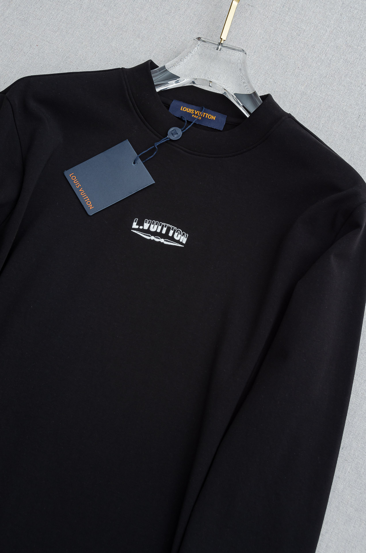LV 25FW秋冬新款 立体刺绣男士长袖T恤衫#把重心都放在了面料上，表面清晰可见的细格肌理，足以凸显出