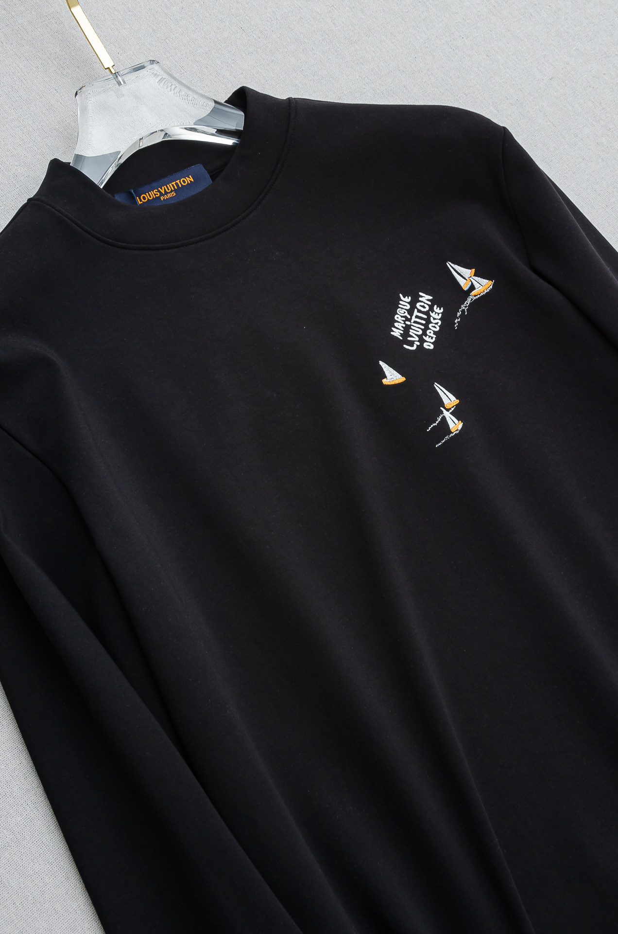 LV 25FW秋冬新款 立体刺绣男士长袖T恤衫#把重心都放在了面料上，表面清晰可见的细格肌理，足以凸显出