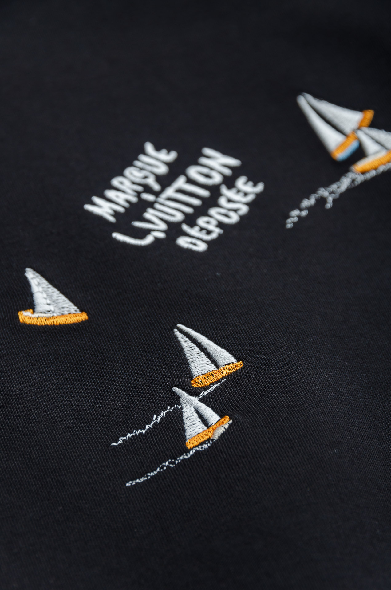 LV 25FW秋冬新款 立体刺绣男士长袖T恤衫#把重心都放在了面料上，表面清晰可见的细格肌理，足以凸显出