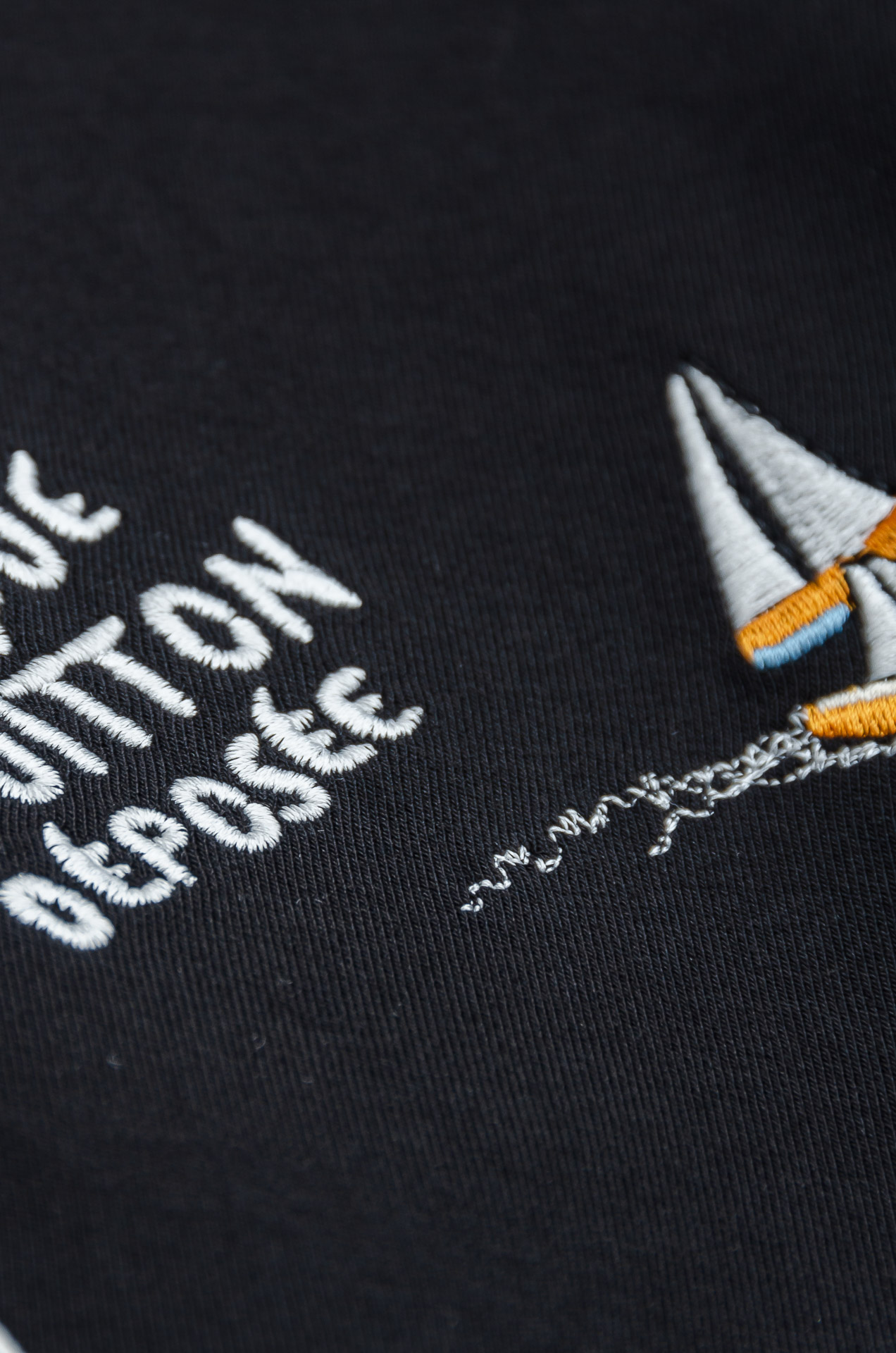 LV 25FW秋冬新款 立体刺绣男士长袖T恤衫#把重心都放在了面料上，表面清晰可见的细格肌理，足以凸显出