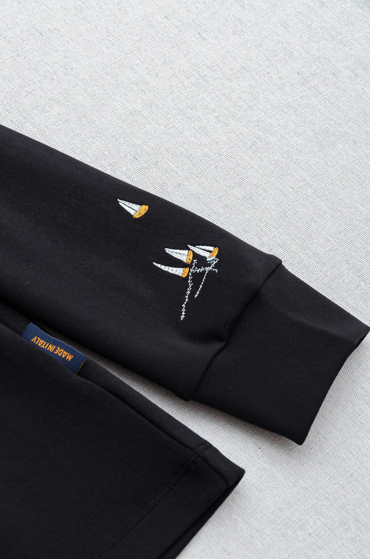 LV 25FW秋冬新款 立体刺绣男士长袖T恤衫#把重心都放在了面料上，表面清晰可见的细格肌理，足以凸显出