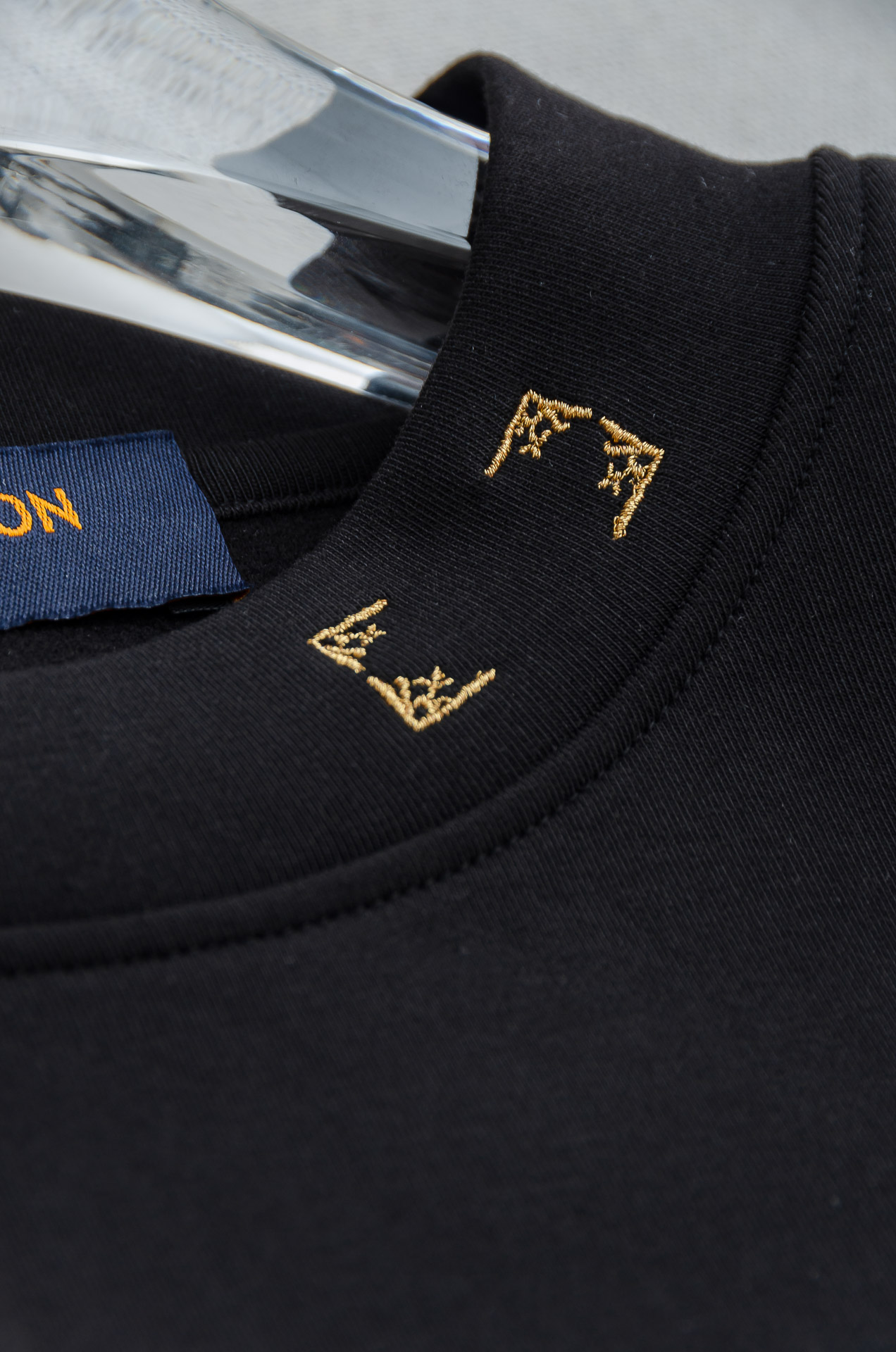 LV 25FW秋冬新款 立体刺绣男士长袖T恤衫#把重心都放在了面料上，表面清晰可见的细格肌理，足以凸显出