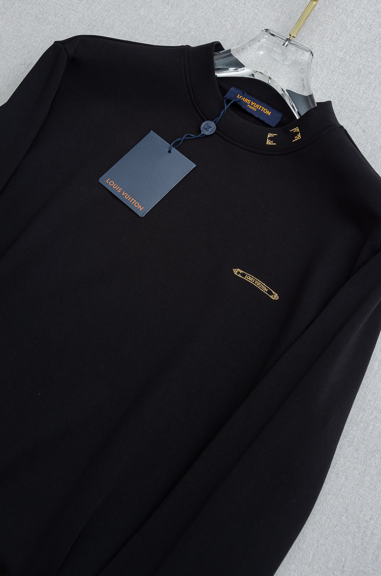 LV 25FW秋冬新款 立体刺绣男士长袖T恤衫#把重心都放在了面料上，表面清晰可见的细格肌理，足以凸显出