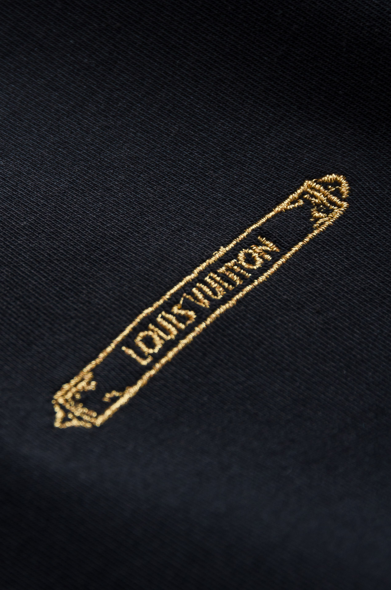 LV 25FW秋冬新款 立体刺绣男士长袖T恤衫#把重心都放在了面料上，表面清晰可见的细格肌理，足以凸显出