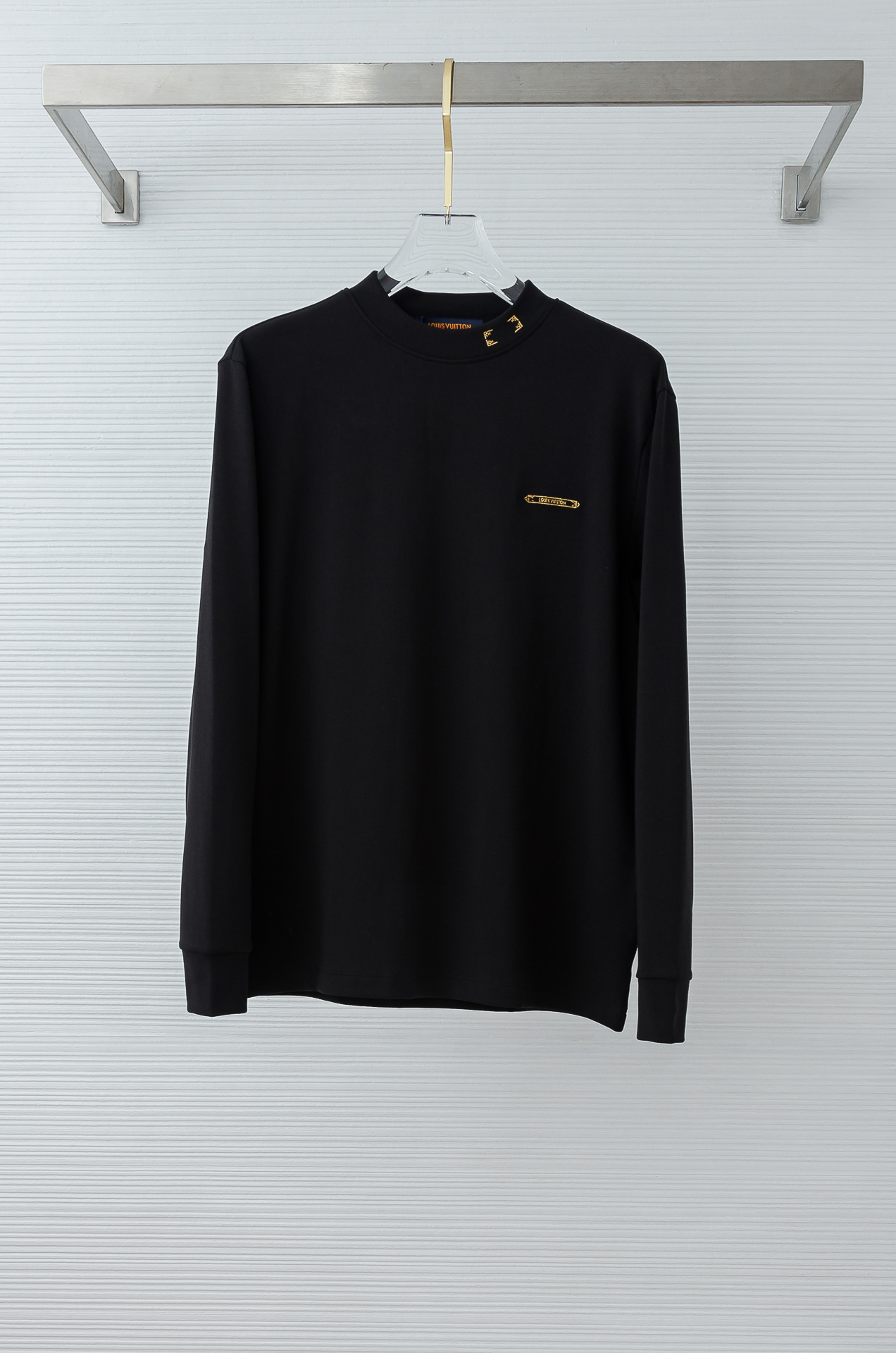 LV 25FW秋冬新款 立体刺绣男士长袖T恤衫#把重心都放在了面料上，表面清晰可见的细格肌理，足以凸显出